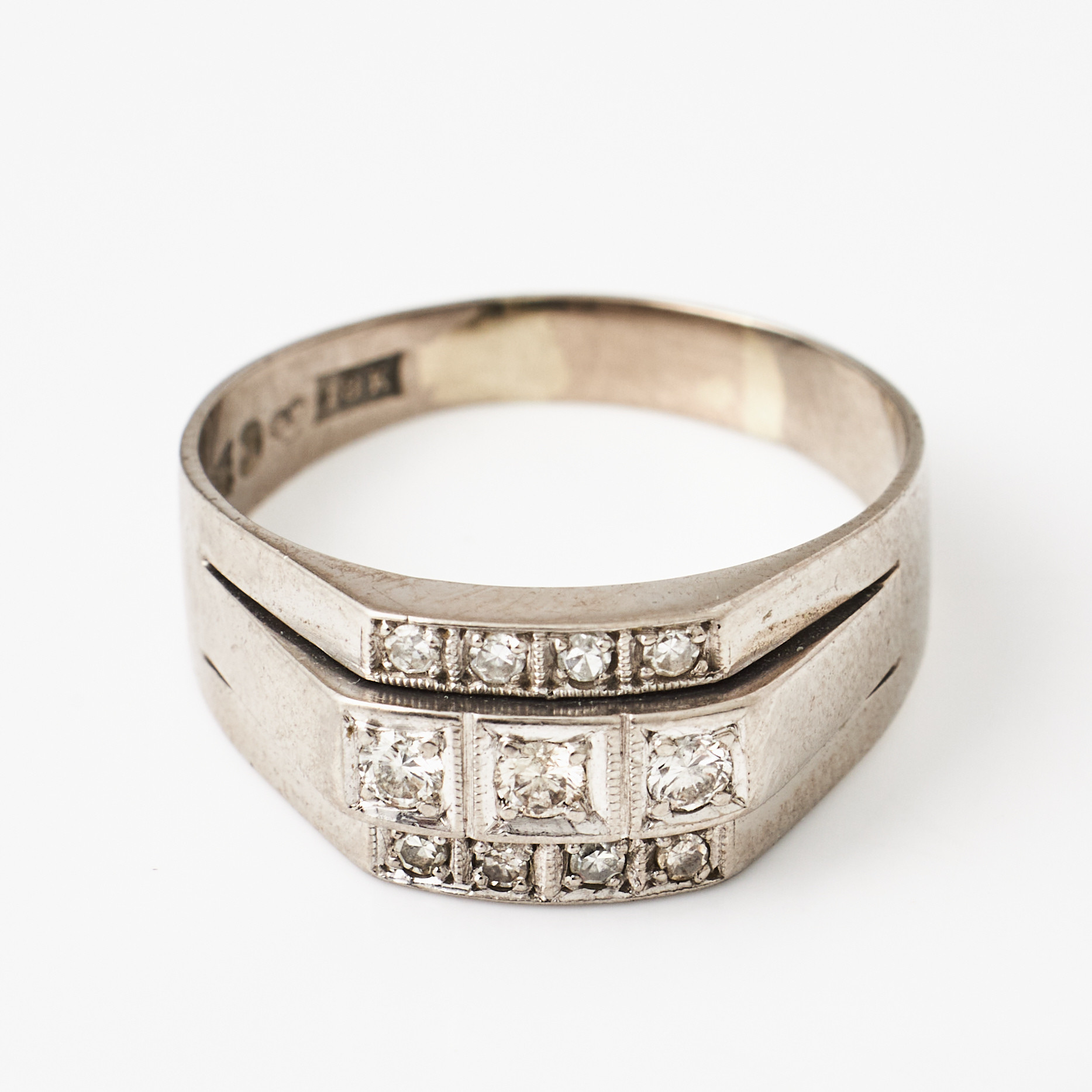 RING, 18 k vitguld, 3 briljanter samt 8 åttkantslipade diamanter totalt 0,23 ct, enligt gravyr, Juvelerare AB J.Pettersson Eftr., Stockholm (årsindex saknas).