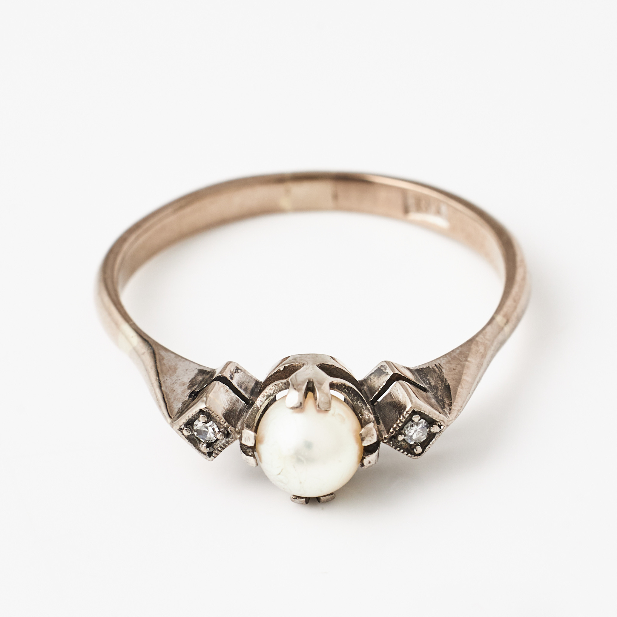 RING, 18 k rodierat vitguld, odlad saltvattenspärla, 2 åttkantslipade diamanter.