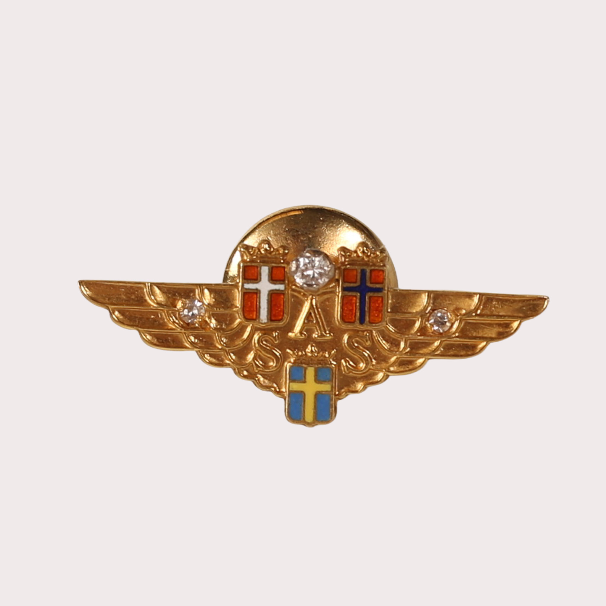 SCANDINAVIAN AIRLINES, service pin, 18k gold, enamel decoration with the Scandinavian flags and small diamonds, this service pin or brooch was given to employees who worked 25 years at SAS, reverse numbering 4359.