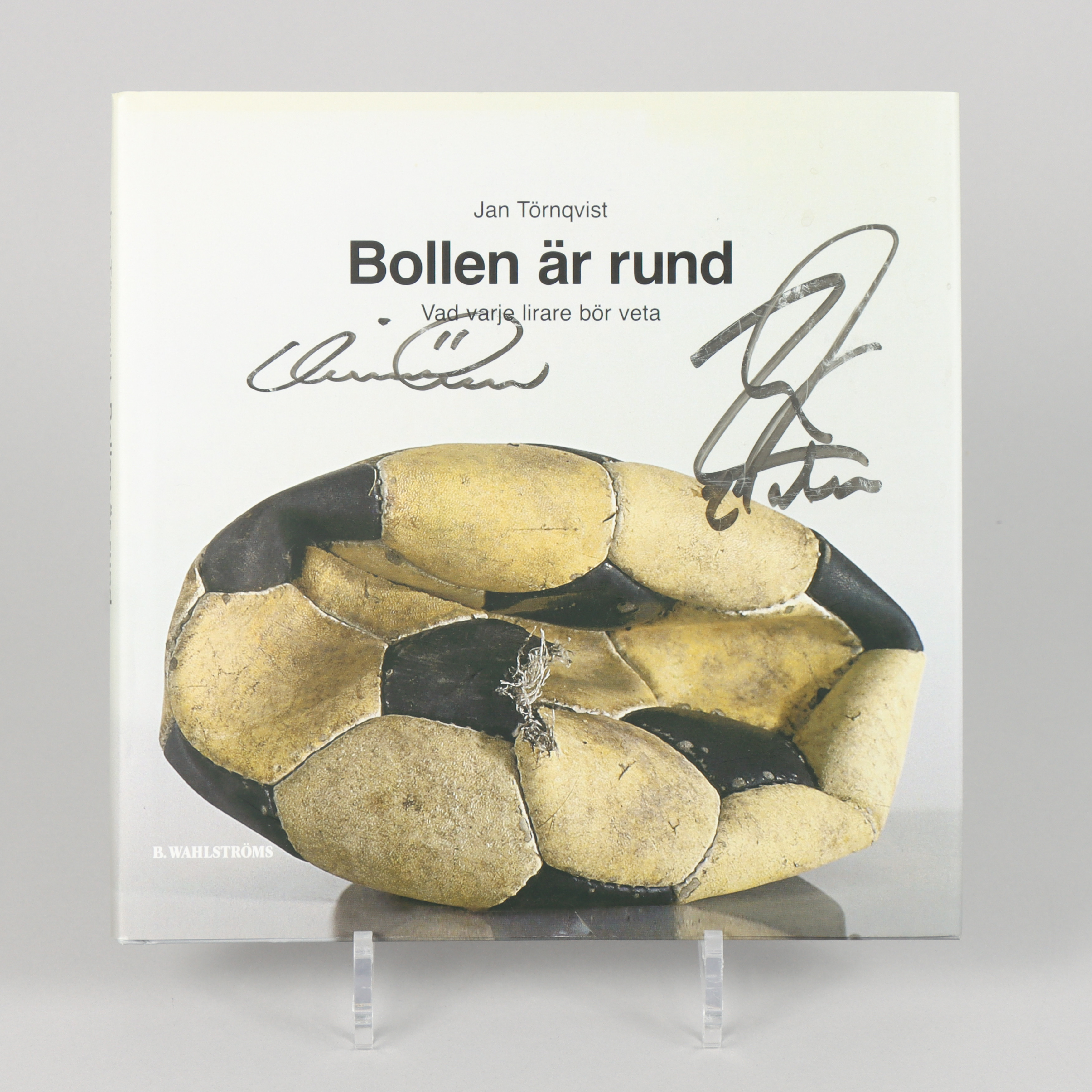 BOK "Bollen är rund" signerad av Zlatan Ibrahimovic och Henrik Larsson.