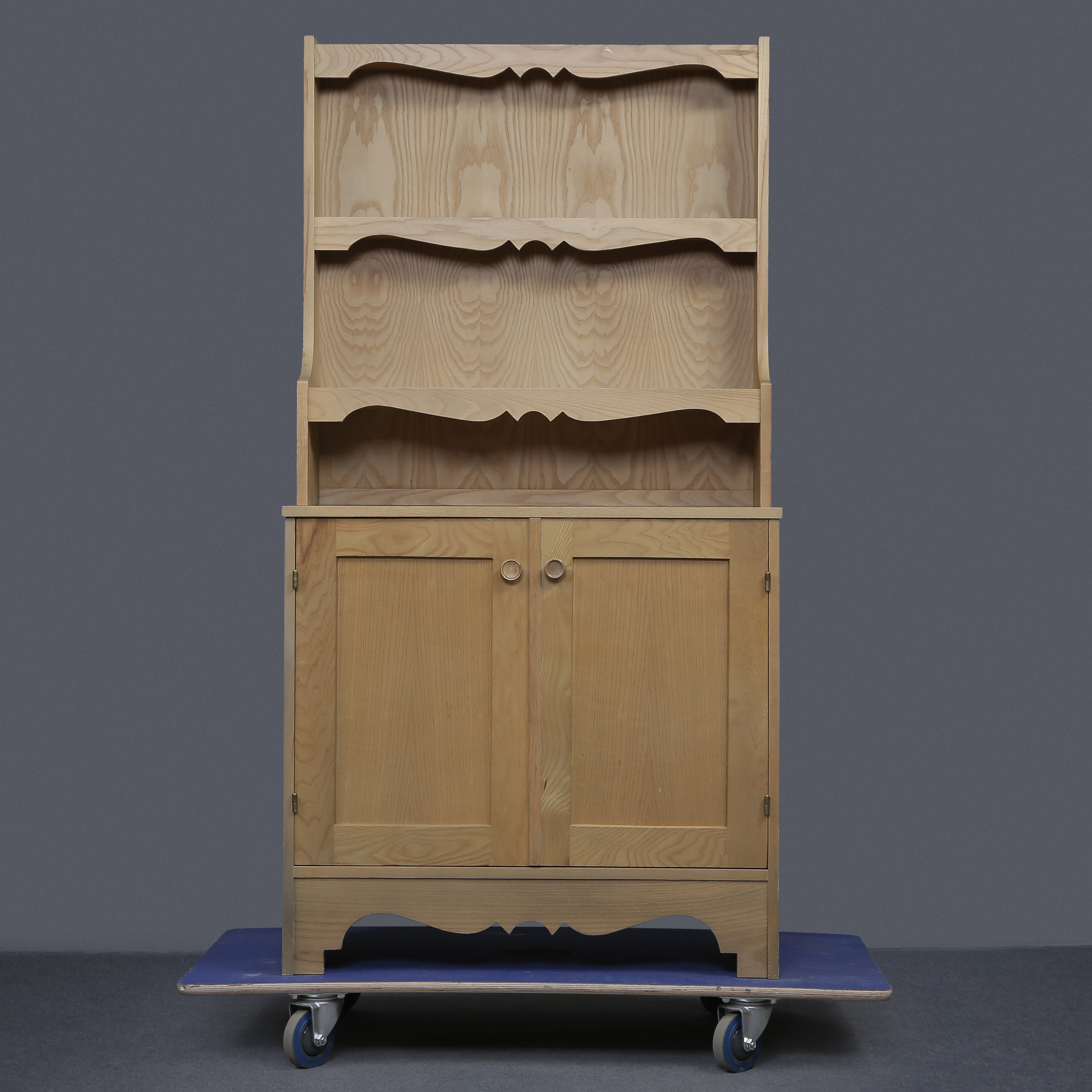 SKÄNKSKÅP, 2-DELAD, MASSIV ASK, SPECIALBESTÄLLD TILLVERKNING, 1900-TAL.