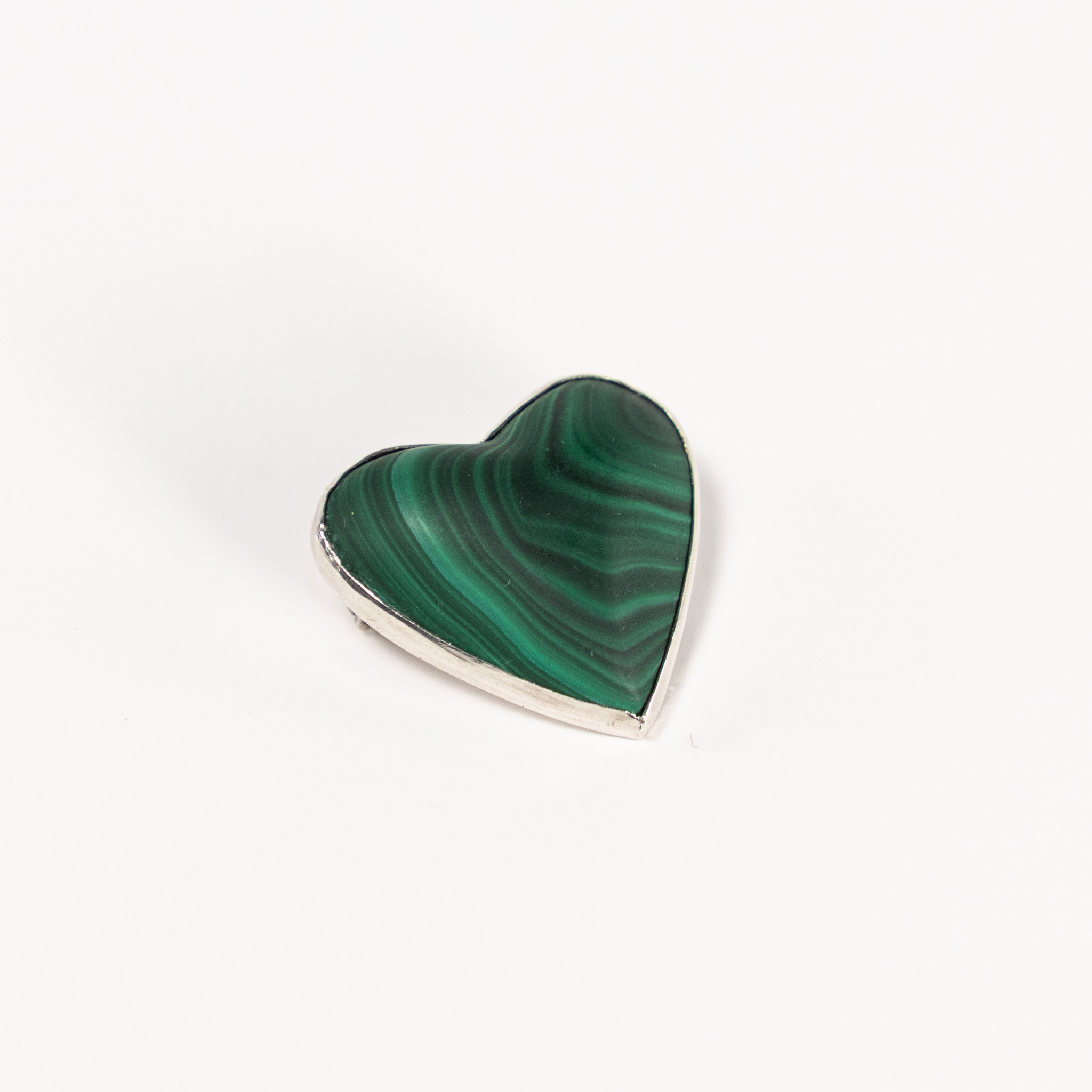 WIWEN NILSSON. Hjärtformad brosch, sterlingsilver med malakit.
