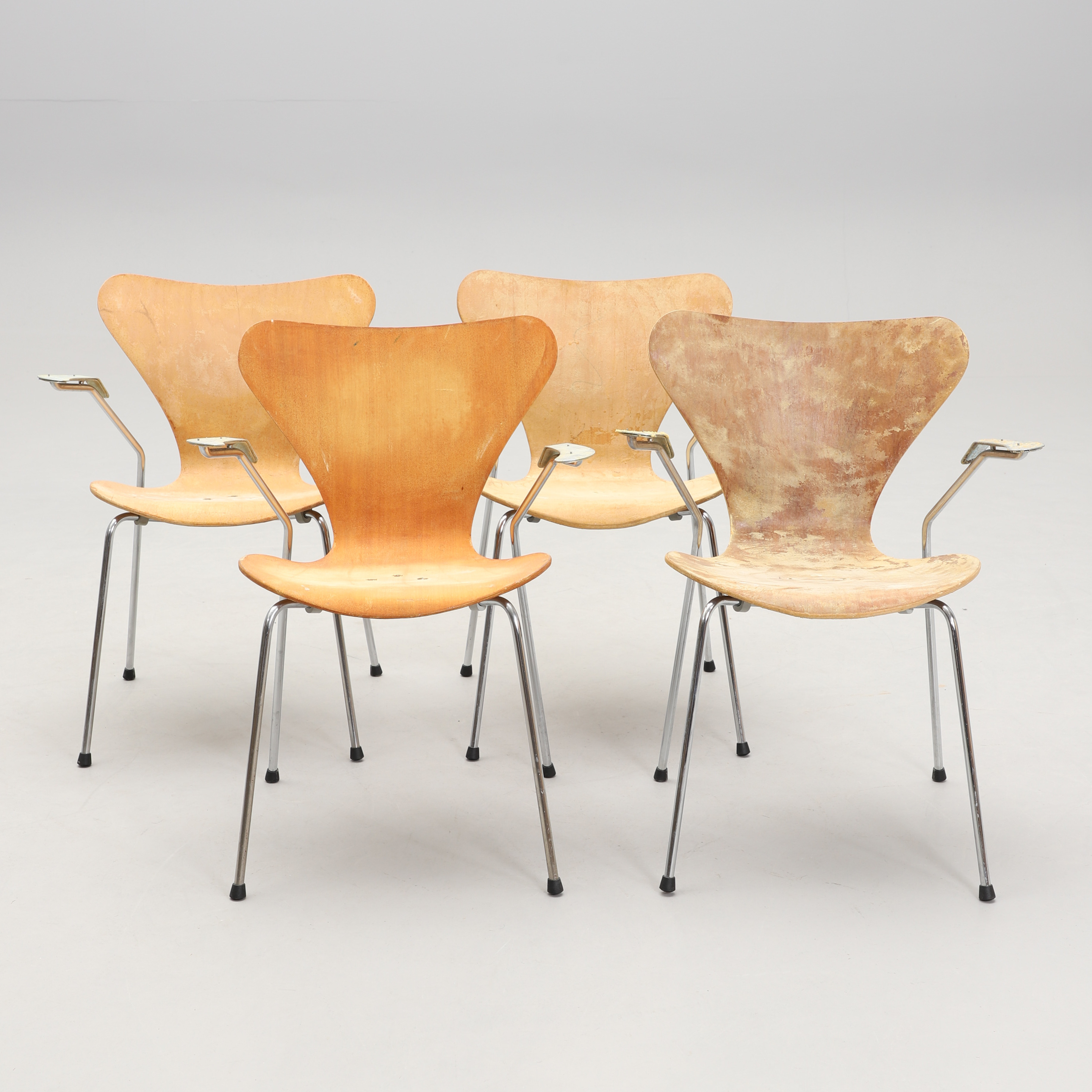 ARNE JACOBSEN. Karmstolar, 4 st, "Sjuan", Fritz Hansen.
