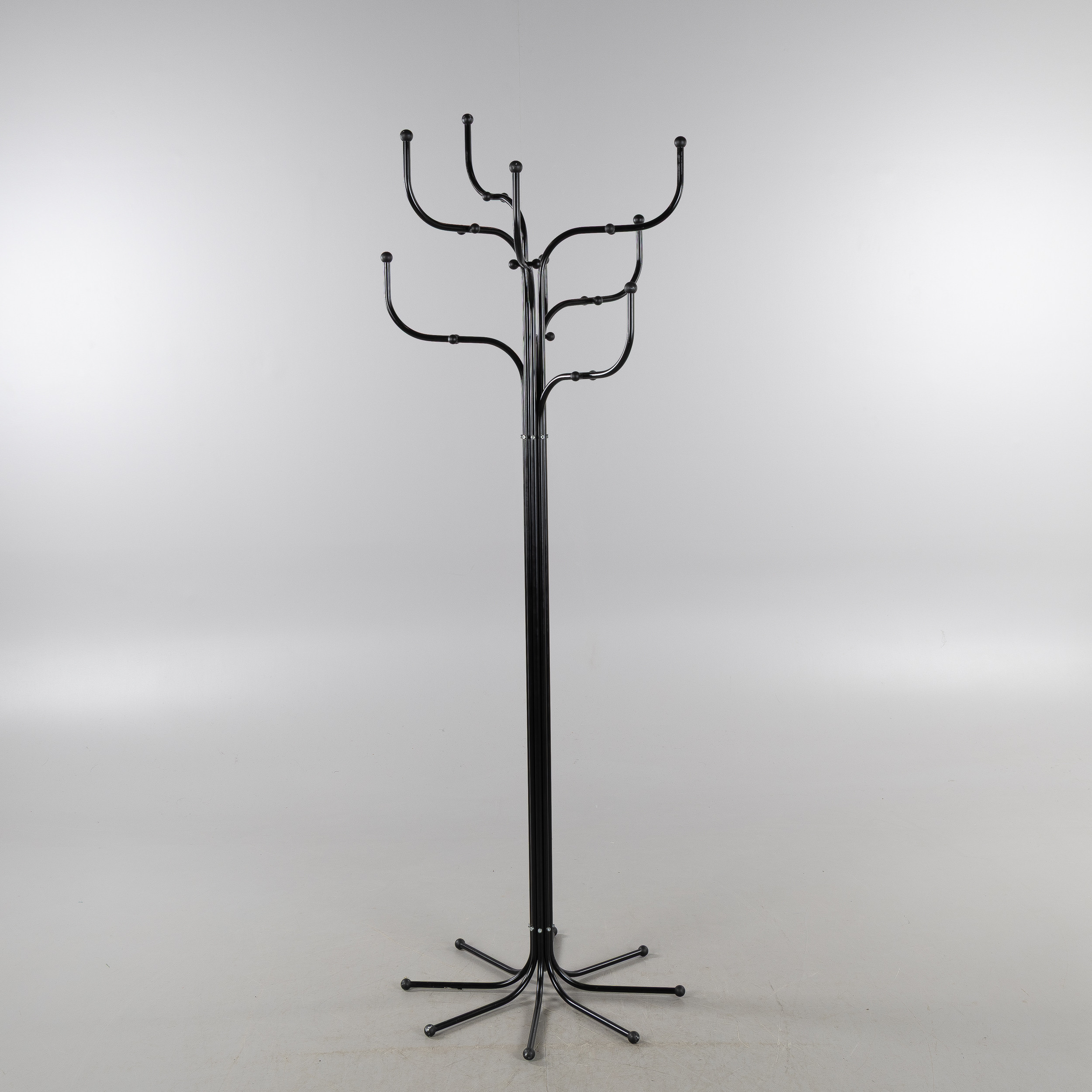SIDSE WERNER. Tamburmajor, "Coat tree", lackerat stål, Fritz Hansen, formgivningsår 1971.