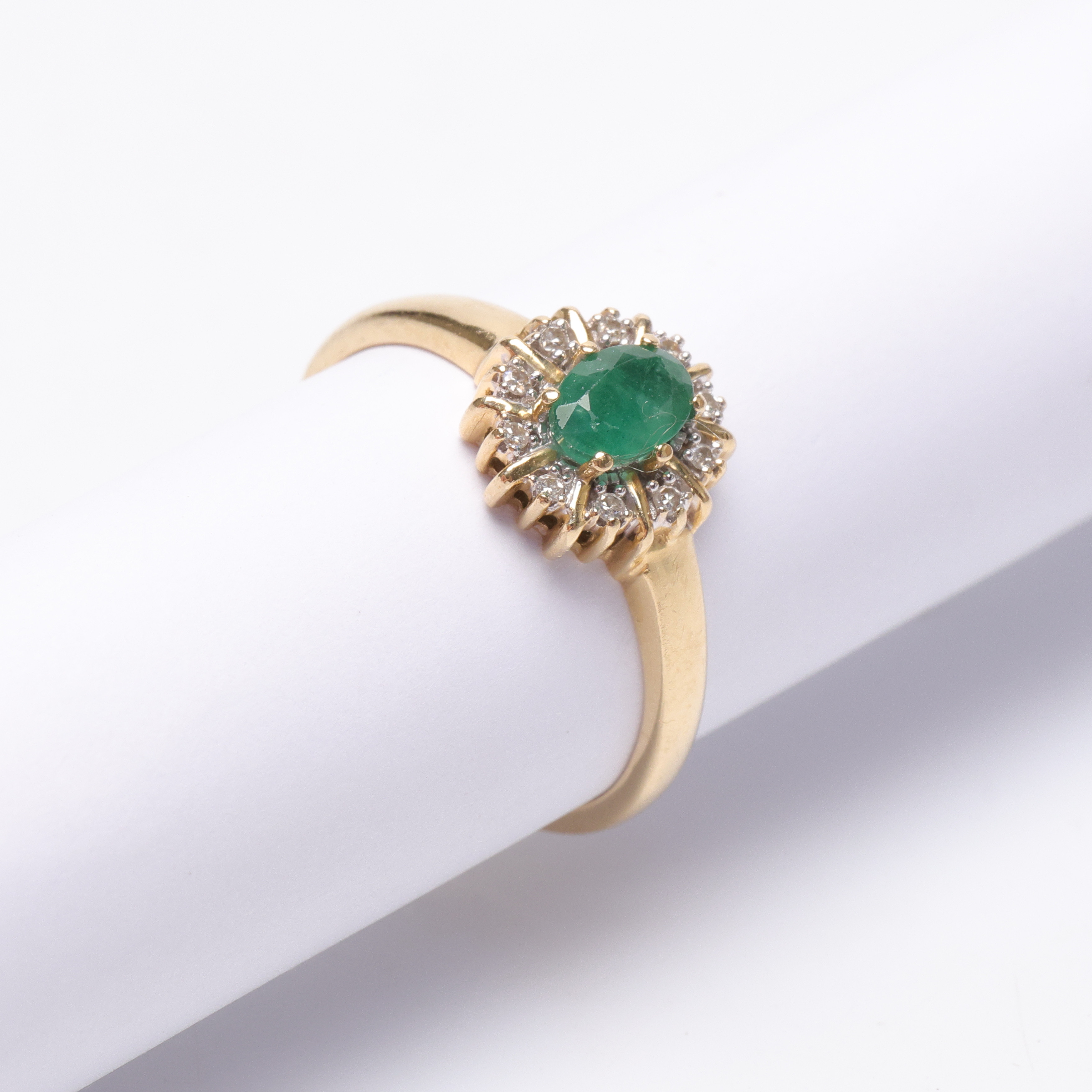 RING, med grön sten samt diamanter, 18k, Guld, vikt cirka 3,1 gram.