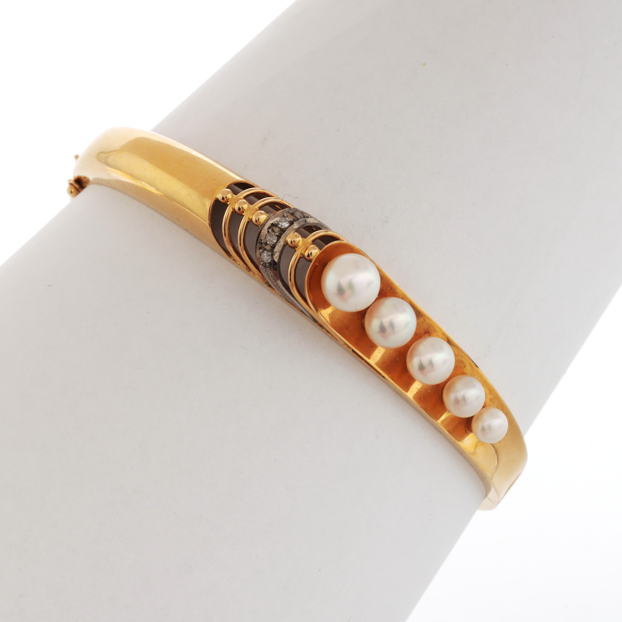 ARMRING med pärlor samt vita stenar, guld 18k, totalvikt 15,92 gram.