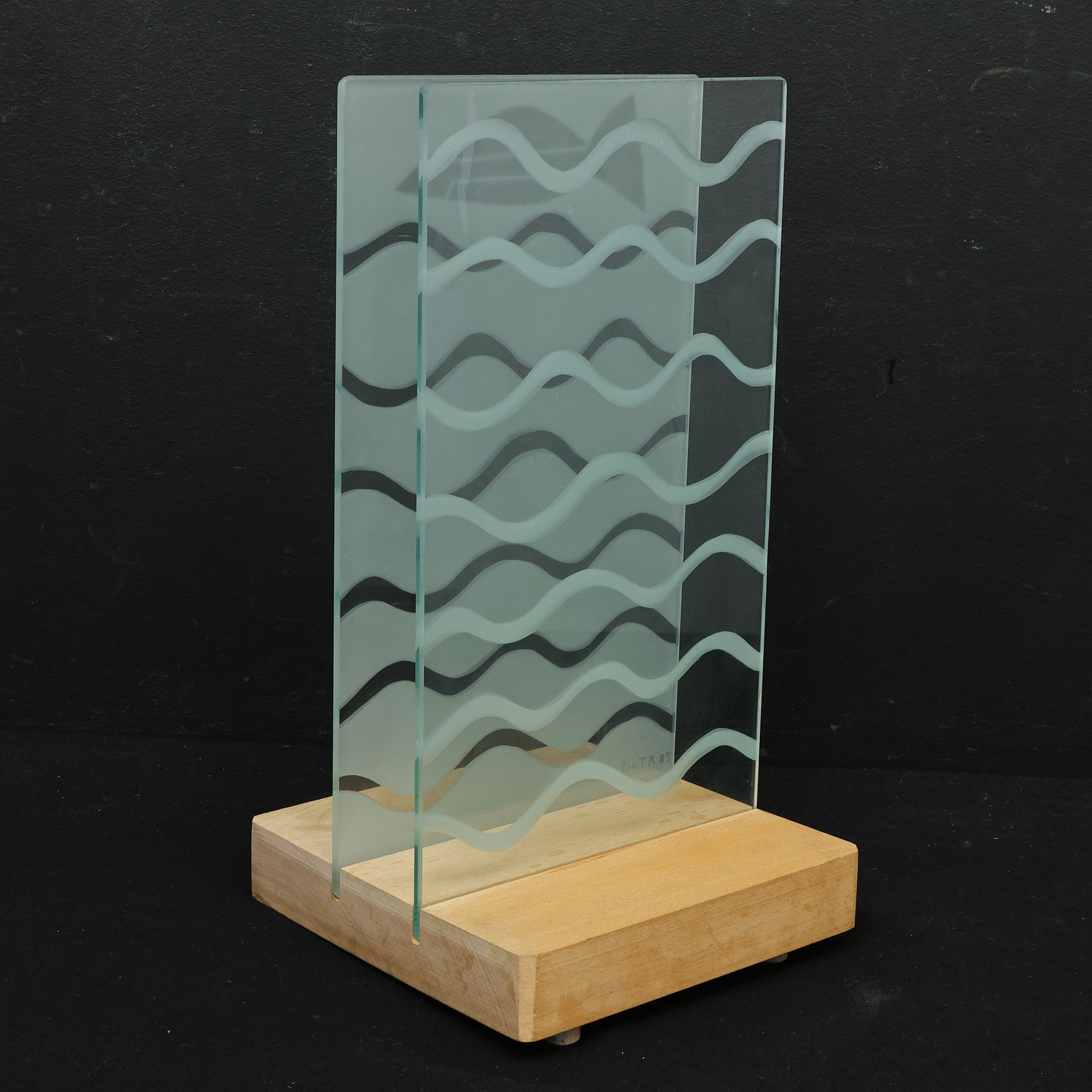 OIDENTIFIERAD KONSTNÄR. skulptur, glas, signerad i glaset Piatr 89.