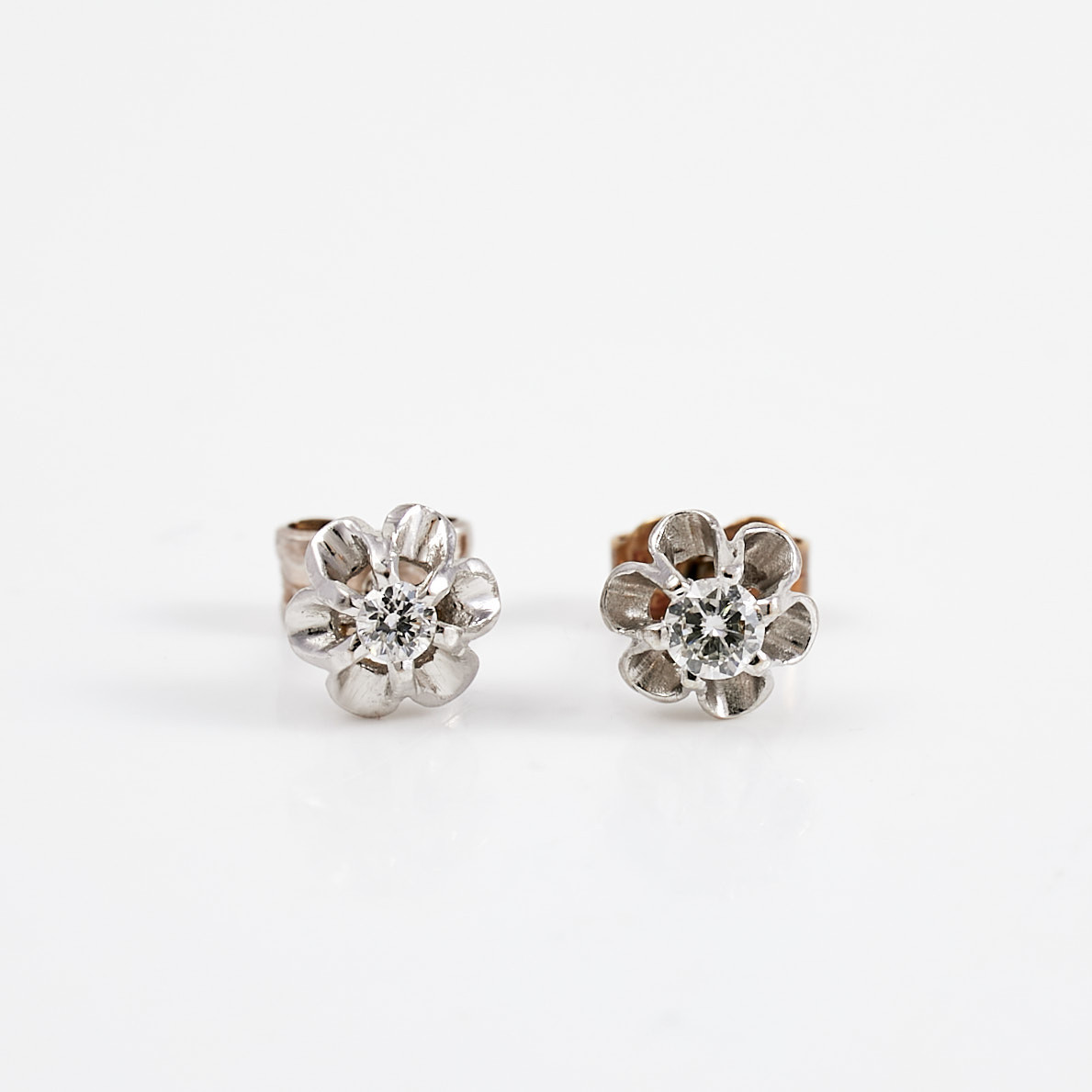ÖRHÄNGEN, 1 par, 18 k vitguld, vardera örhänge med 1 briljantslipad diamant, totalt ca 0,12 ct.