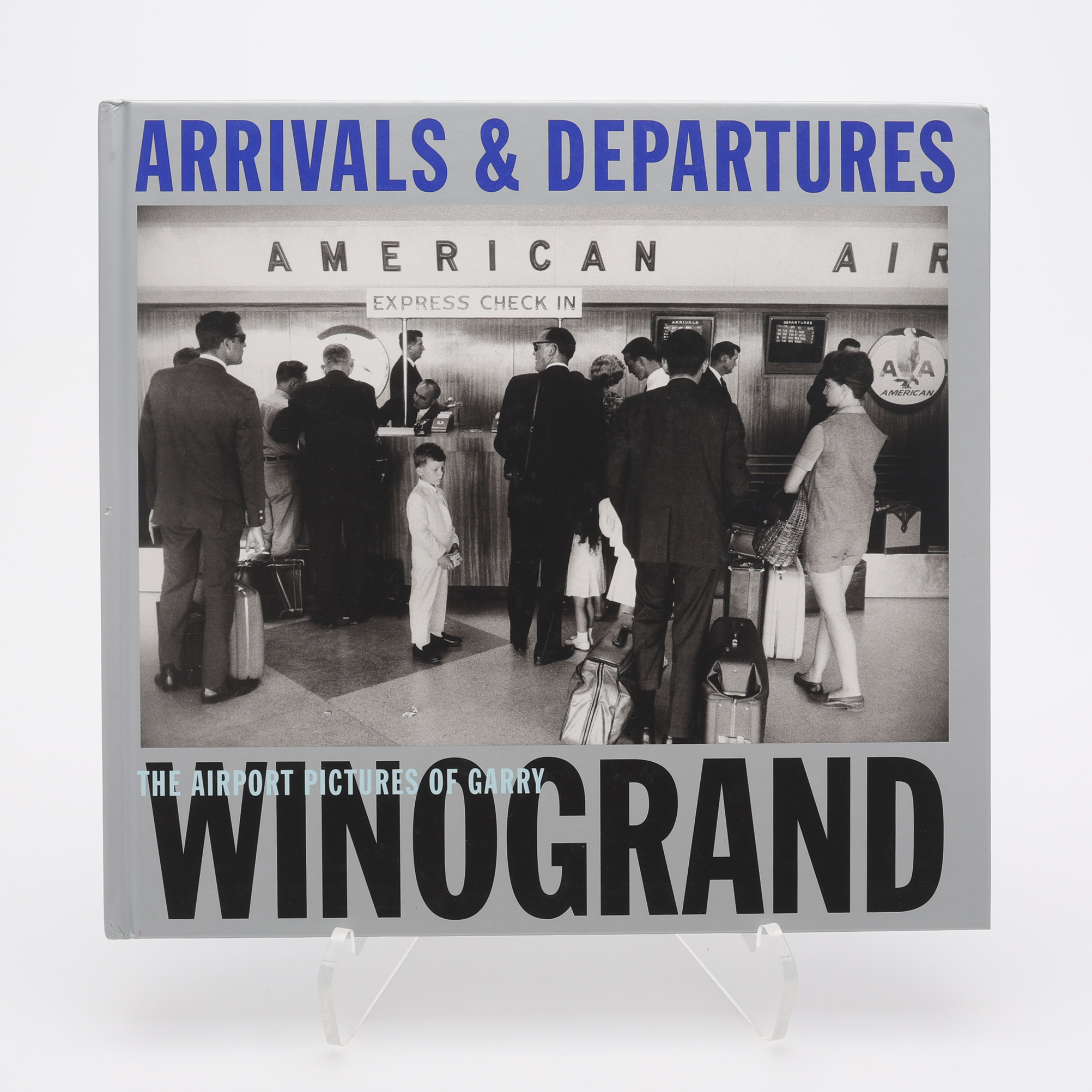 FOTO. DEN AMERIKANSKE FOTOGRAFEN GARRY WINOGRANDS "ARRIVALS & DEPARTURES", 2004.