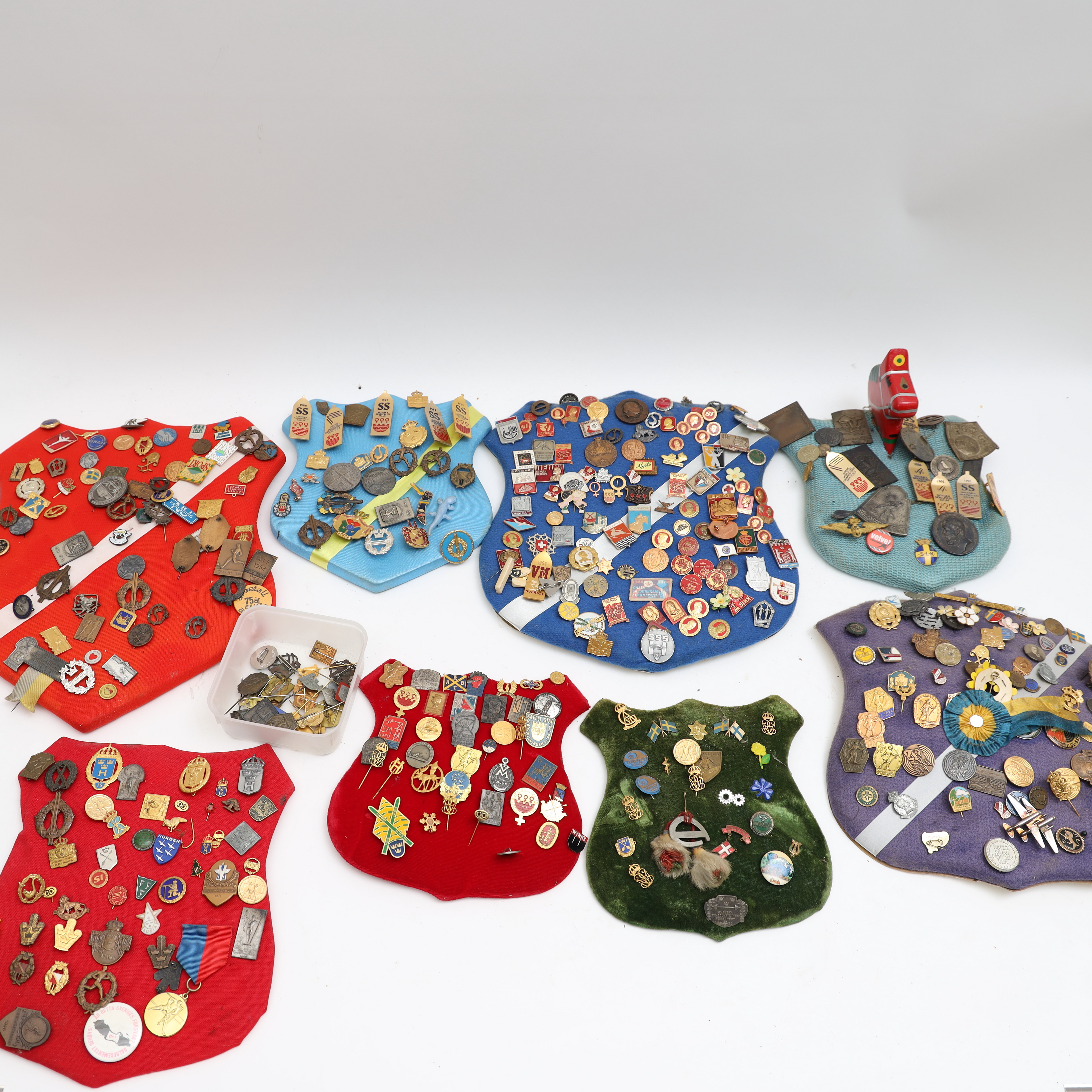 PINS OCH MÄRKEN, mestadels monterade på sköldar.