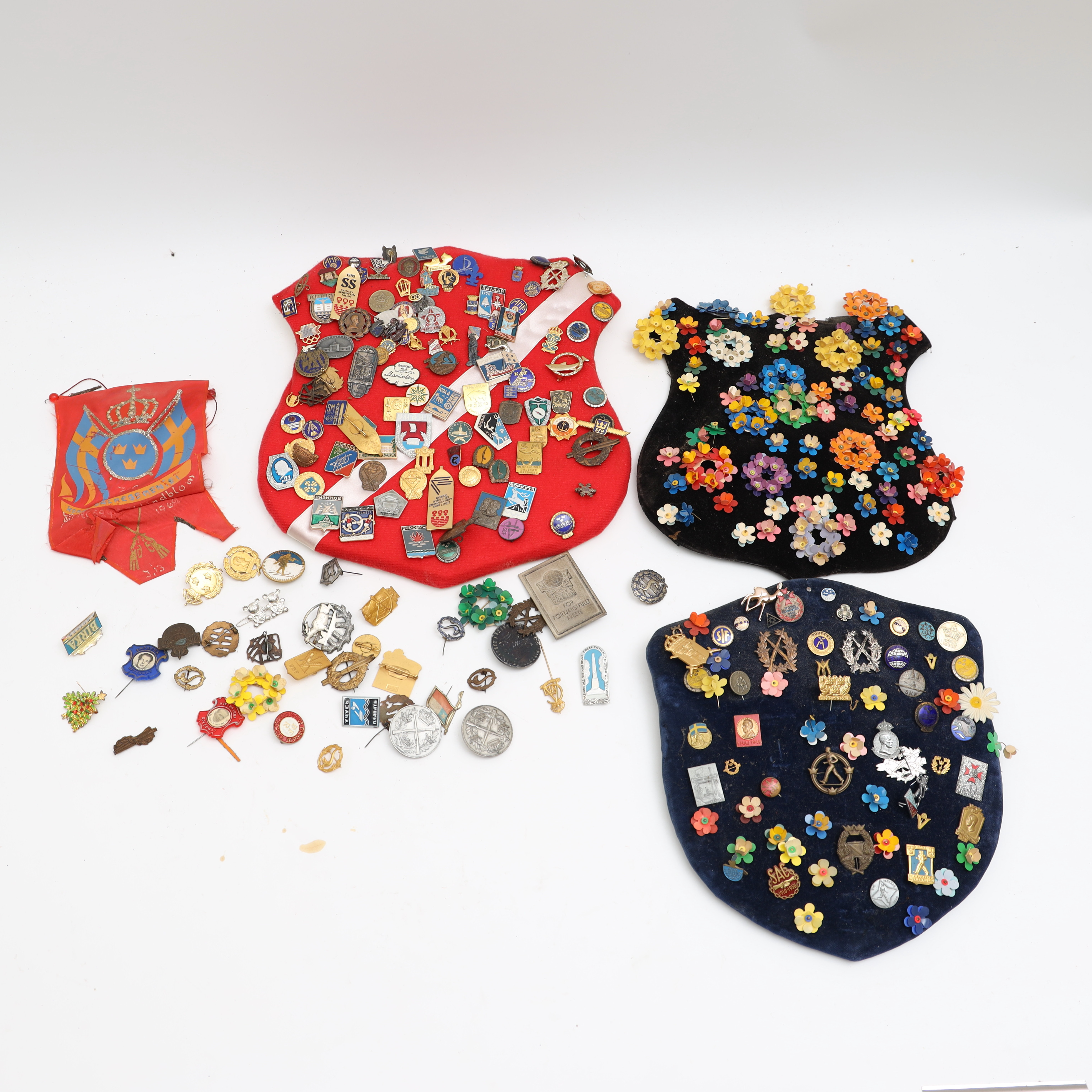 PINS OCH MÄRKEN, majblommor, delvis emaljerade.
