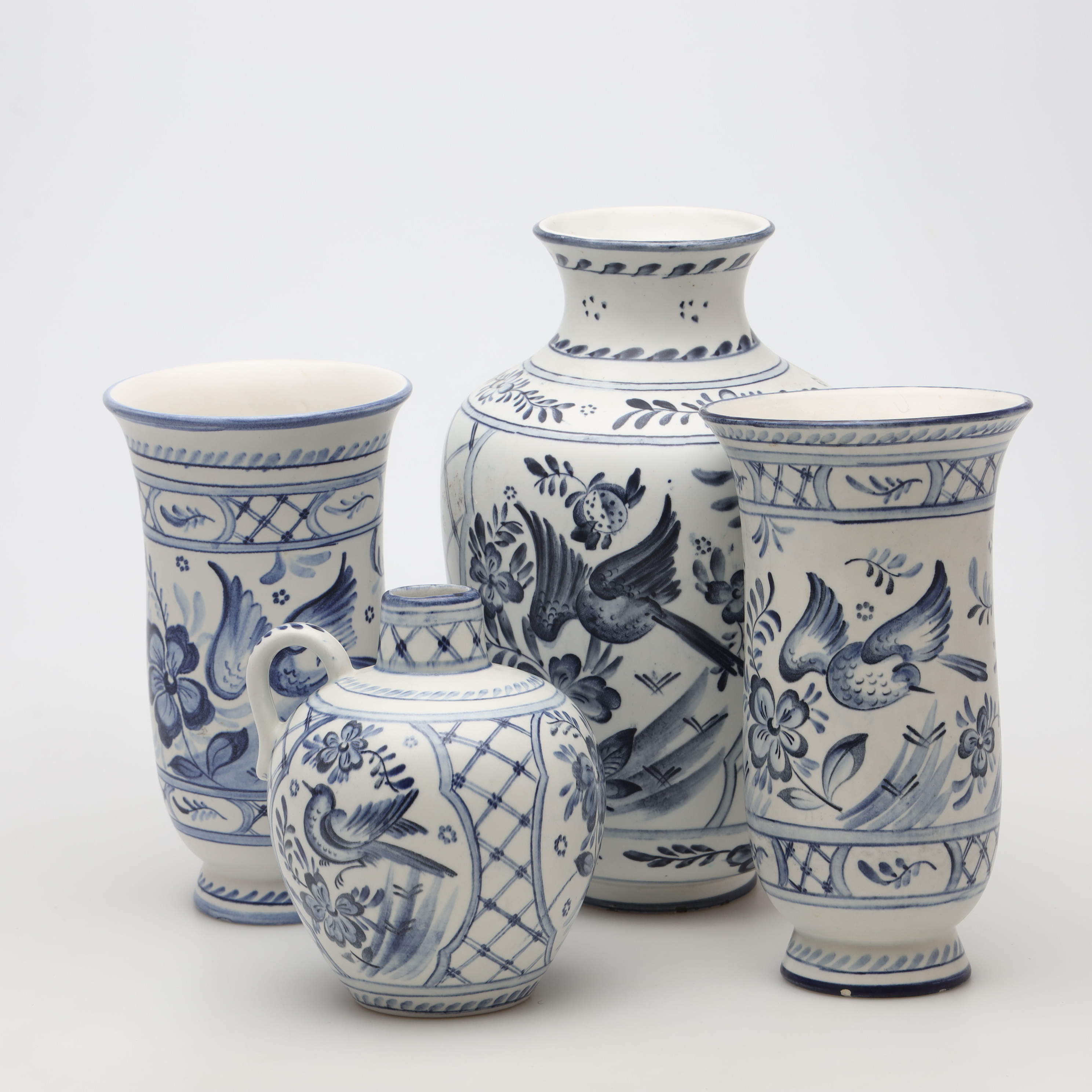 IRMA CLAESSON. VASER samt KANNA, "Sweet Blue Bird" 4 delar, fajans, Rörstrand.
