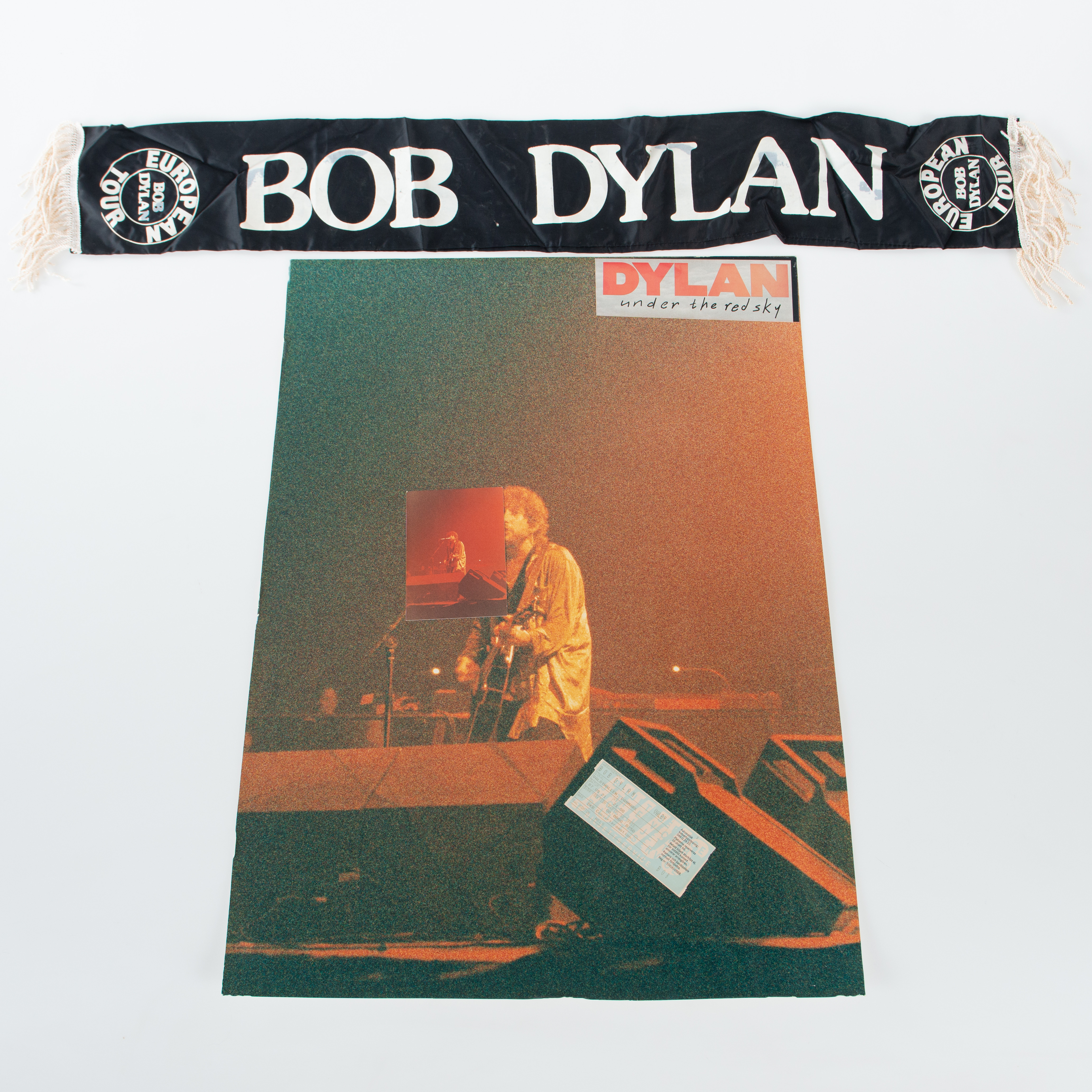 BOB DYLAN. KONSERTAFFISCH med biljett och fotografi, ca 1990-tal.