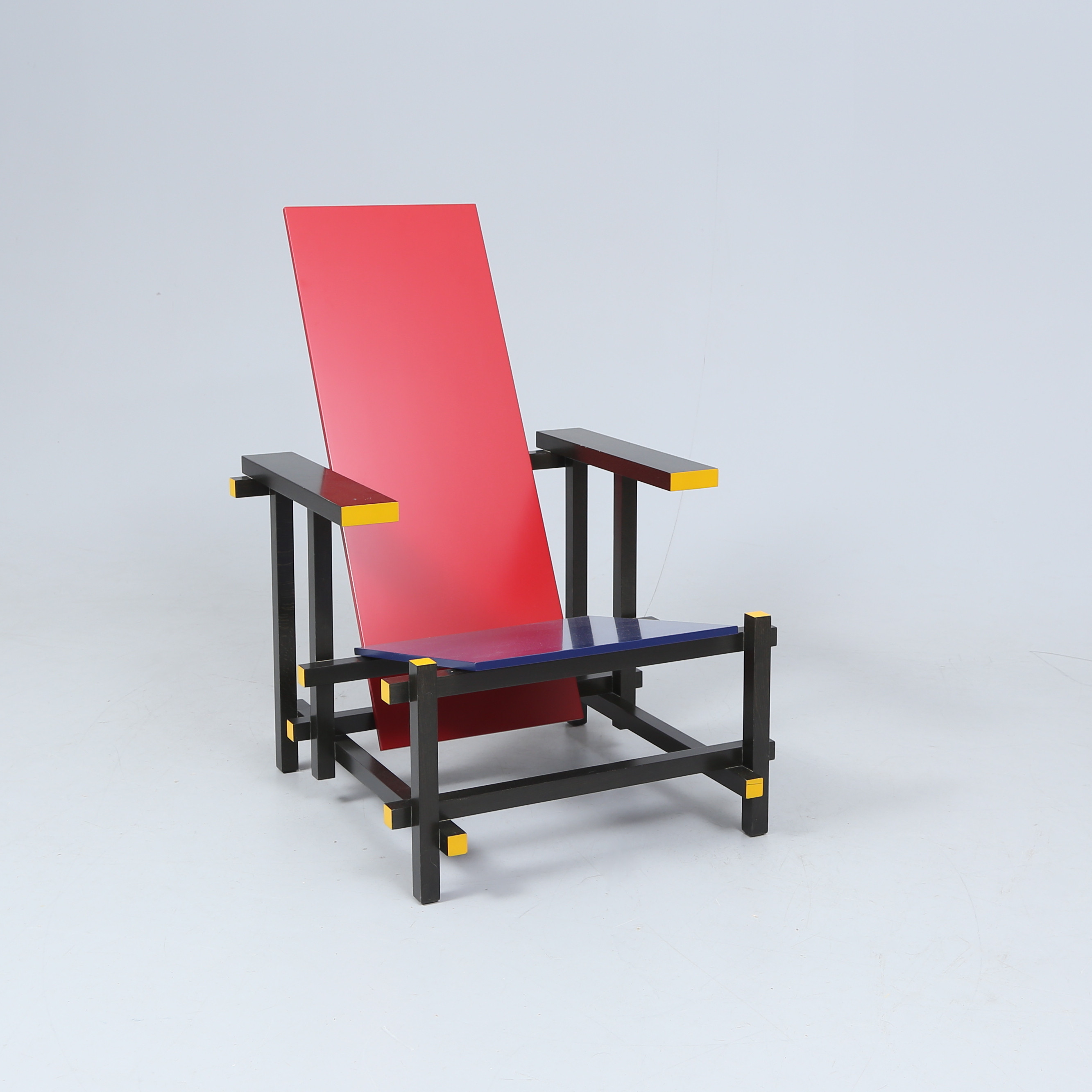 GERRIT RIETVELD. FÅTÖLJ, lackat trä, “Red and blue“, Cassina, Italien, formgiven 1918-19, 1900-talets senare del.