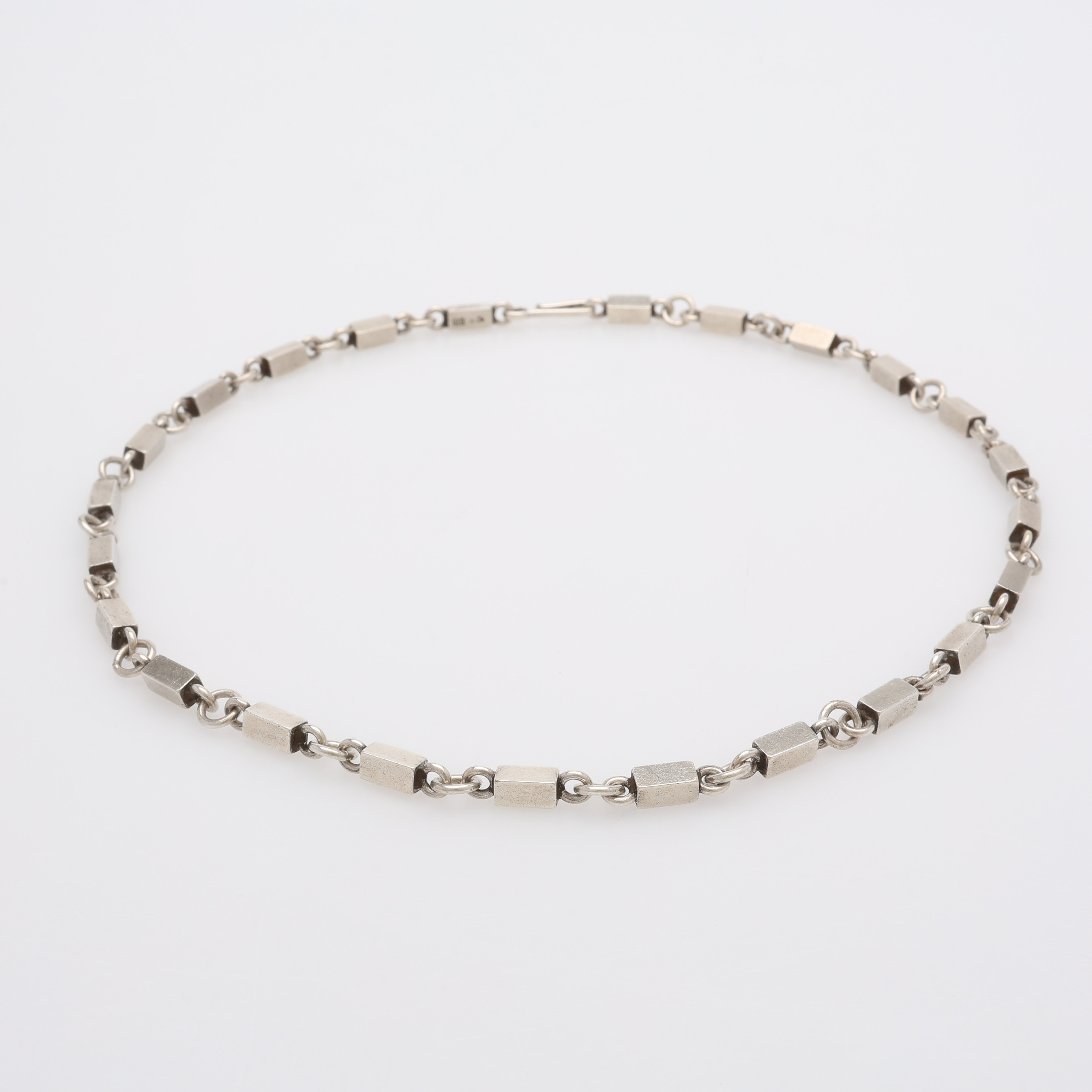 WIWEN NILSSON. COLLIER, STERLINGSILVER, RING- & STAVLÄNK, STÄMPELSIGNERAD, LUND, 1967.