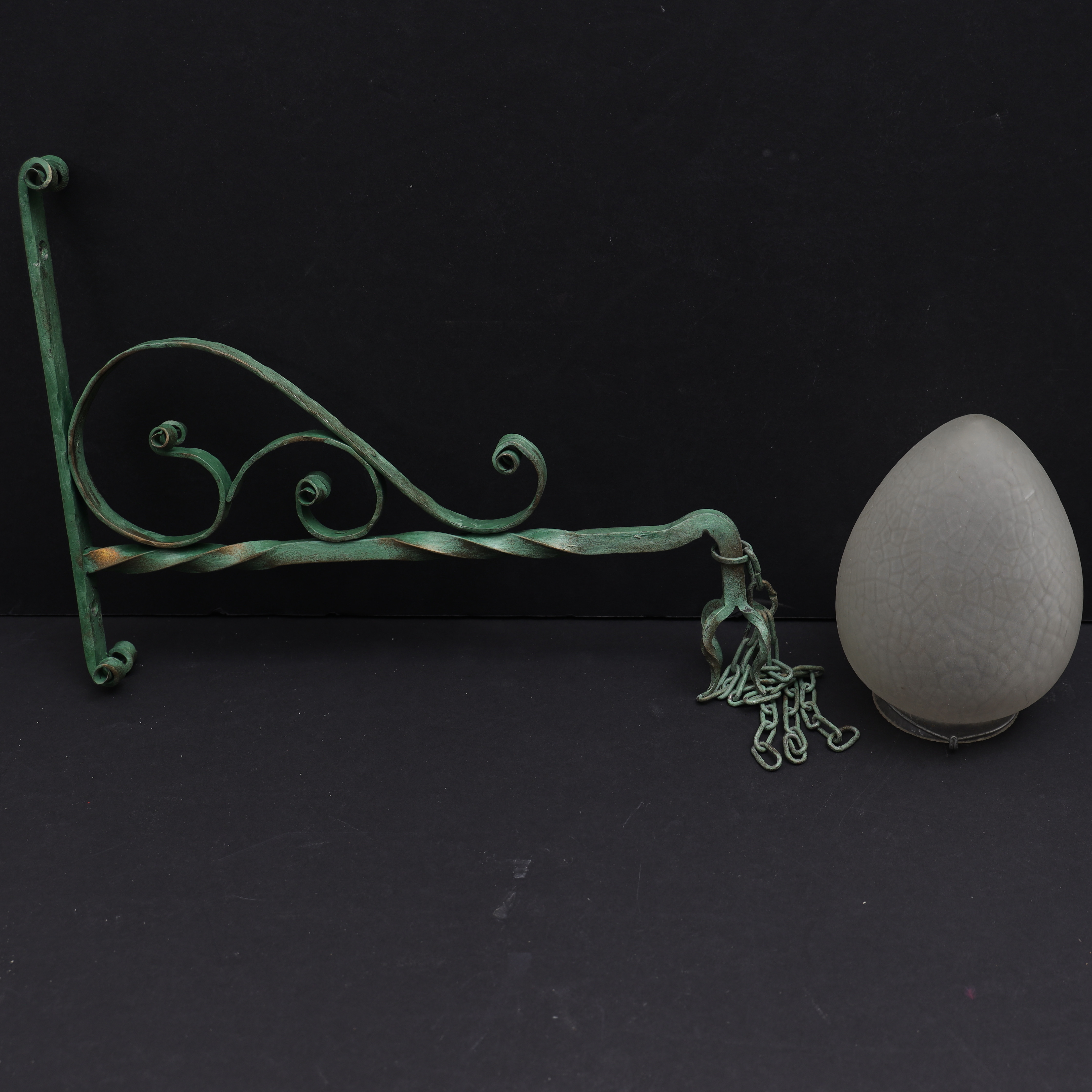 VÄGGLAMPA, 1900-talets första hälft, bemålad metall och kupa i frostat glas.