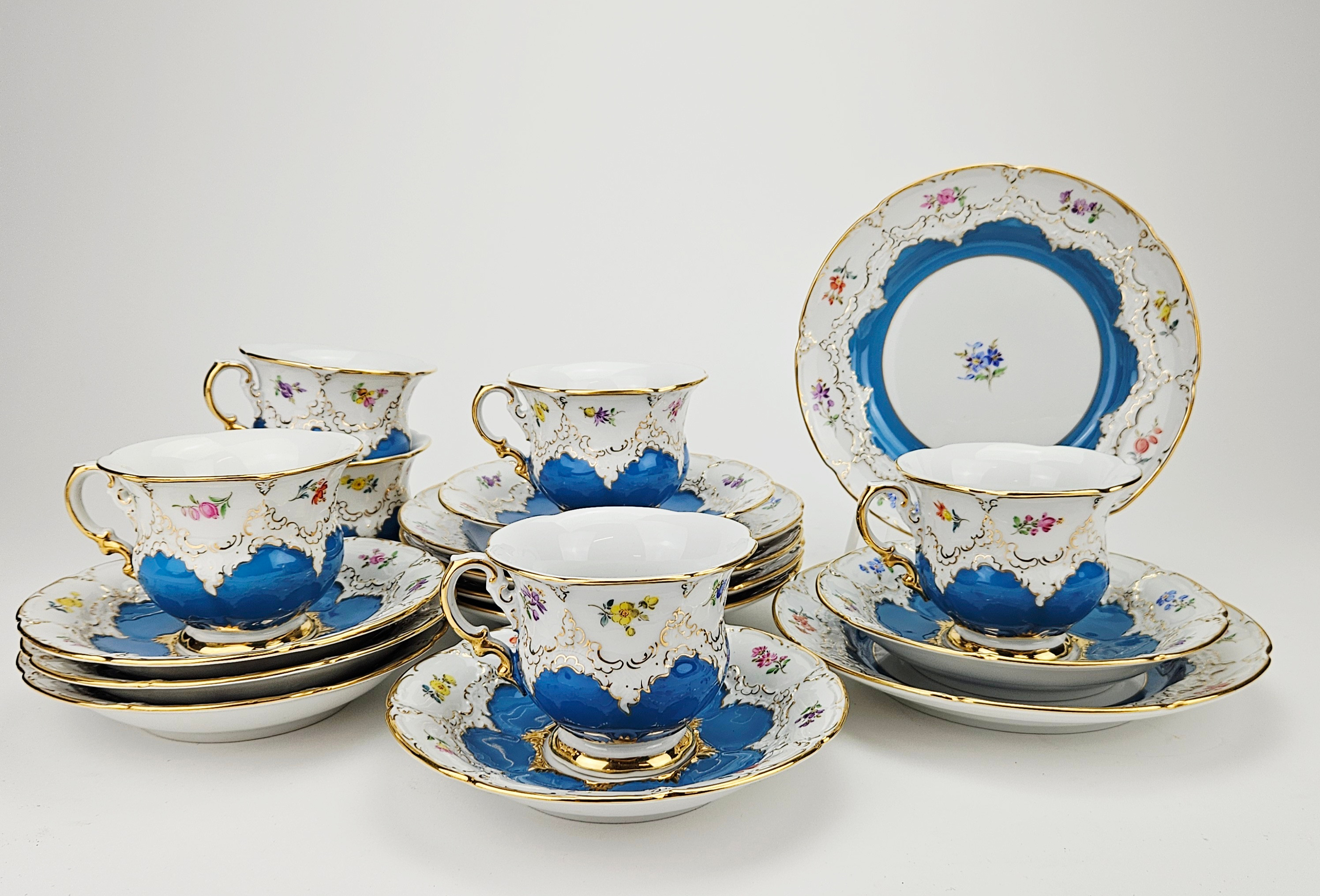 MEISSEN. Koppar med fat och assietter, 12 delar, porslin, Tyskland.