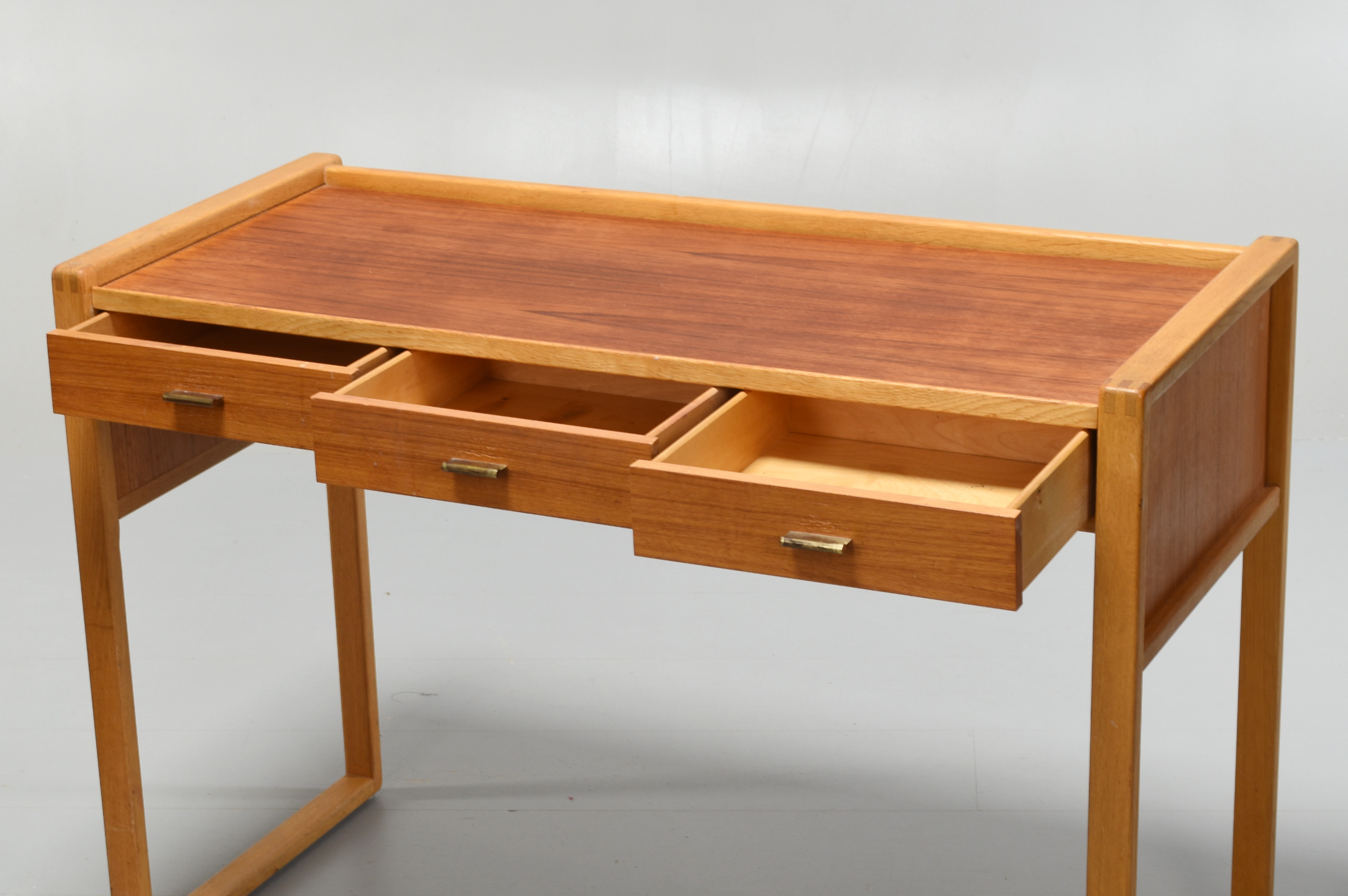 ÅKE FRIBYTER. Sminkbord med fåtölj, teak med spegel, AB Nybrofabriken, Fröseke, 1960-tal. (2 delar).