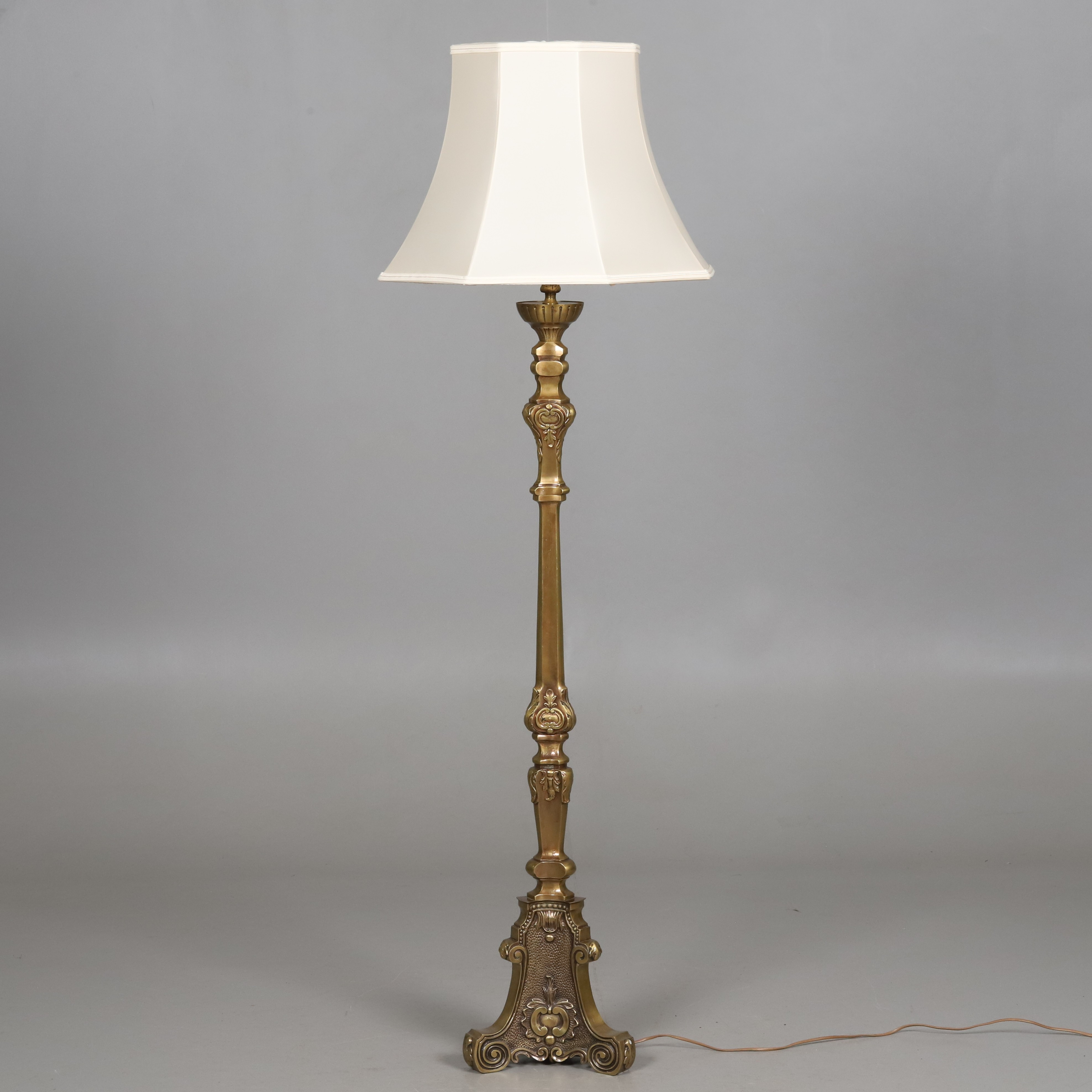 GOLVLAMPA. Solid mässing. 1900-talets senare del.