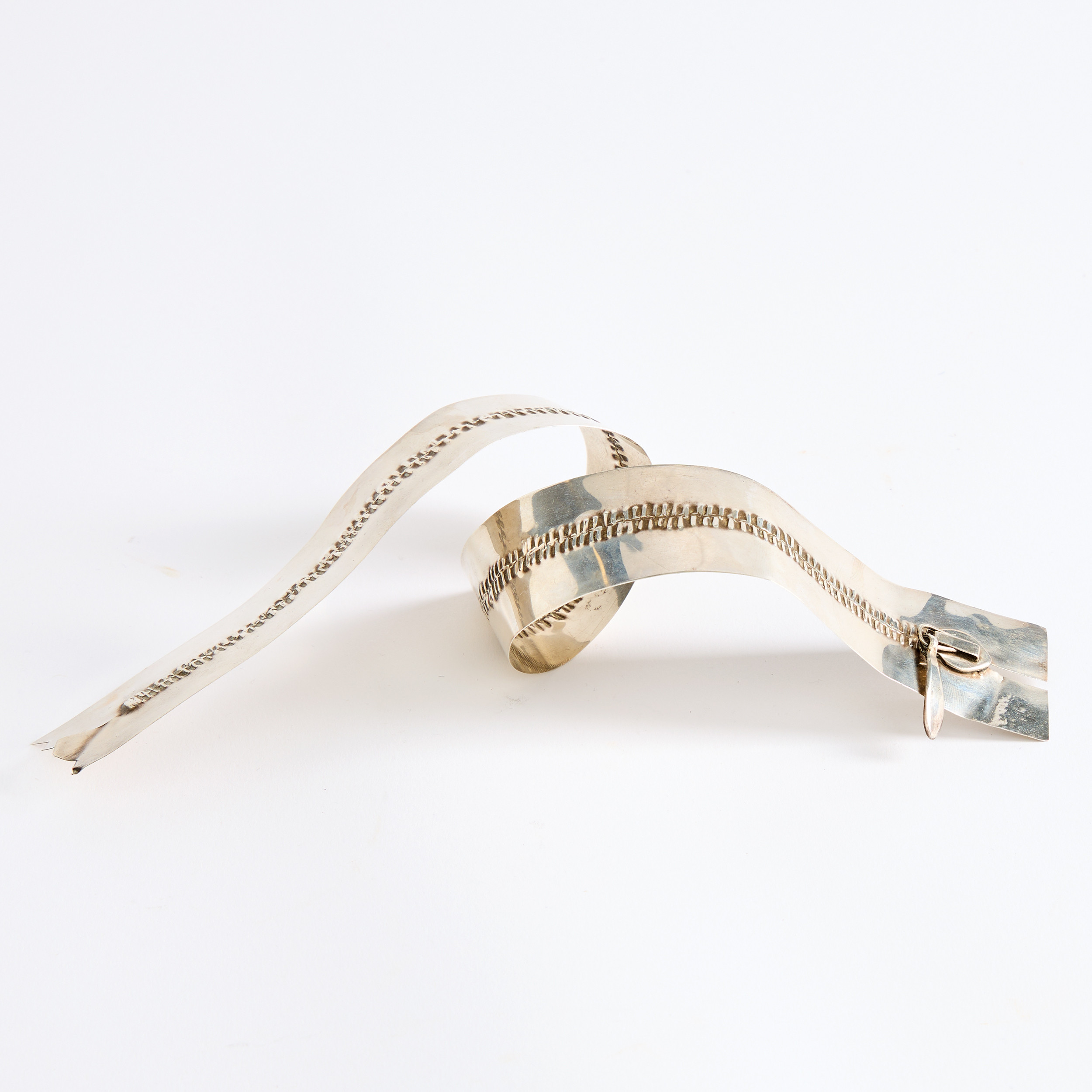 KARIN FERNER. Skulptur, i form av dragkedja med blixtlås, sterlingsilver, Falun, 1988.