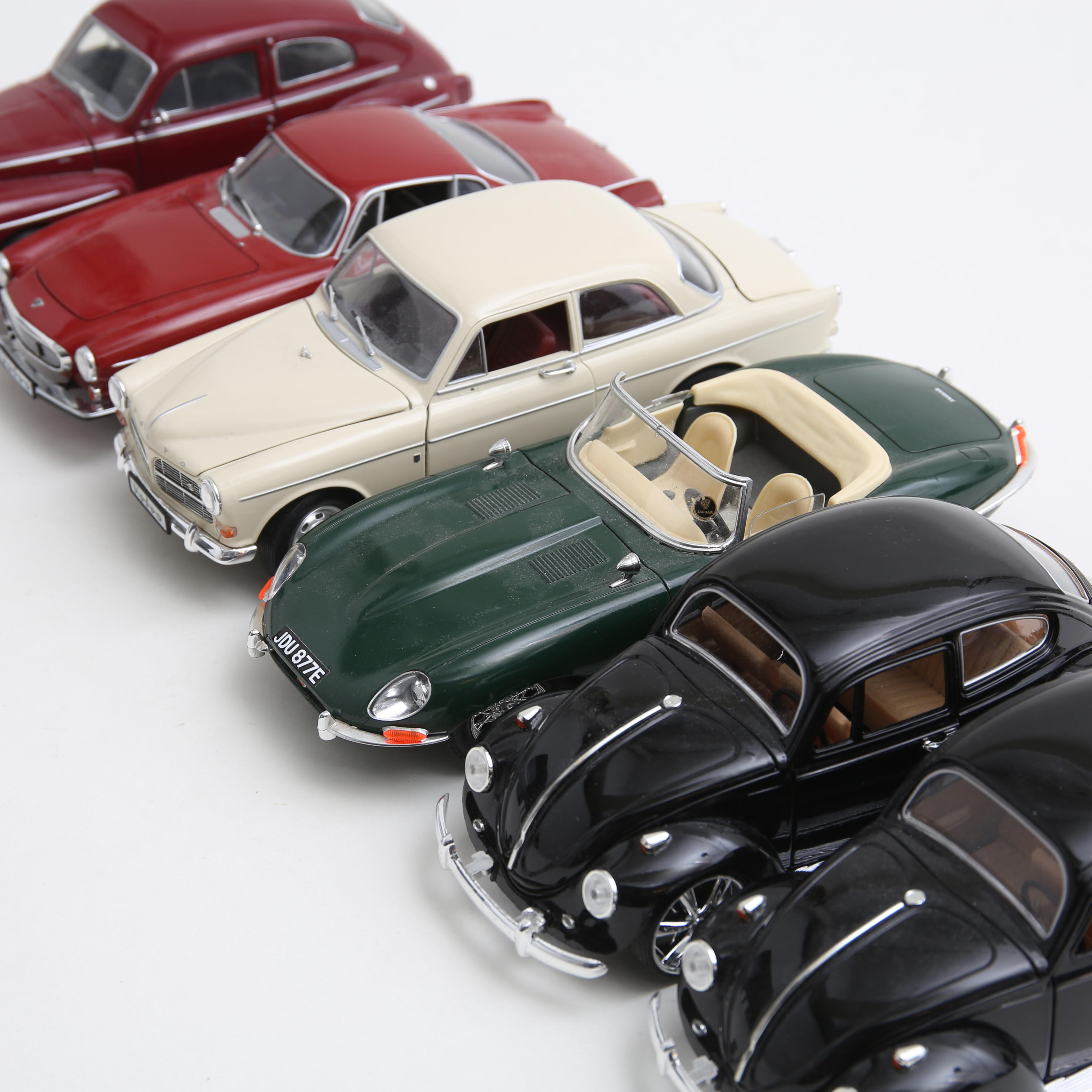 MODELLBILAR, 6 st, Volvo, Volkswagen, Jaguar, skala 1/18.