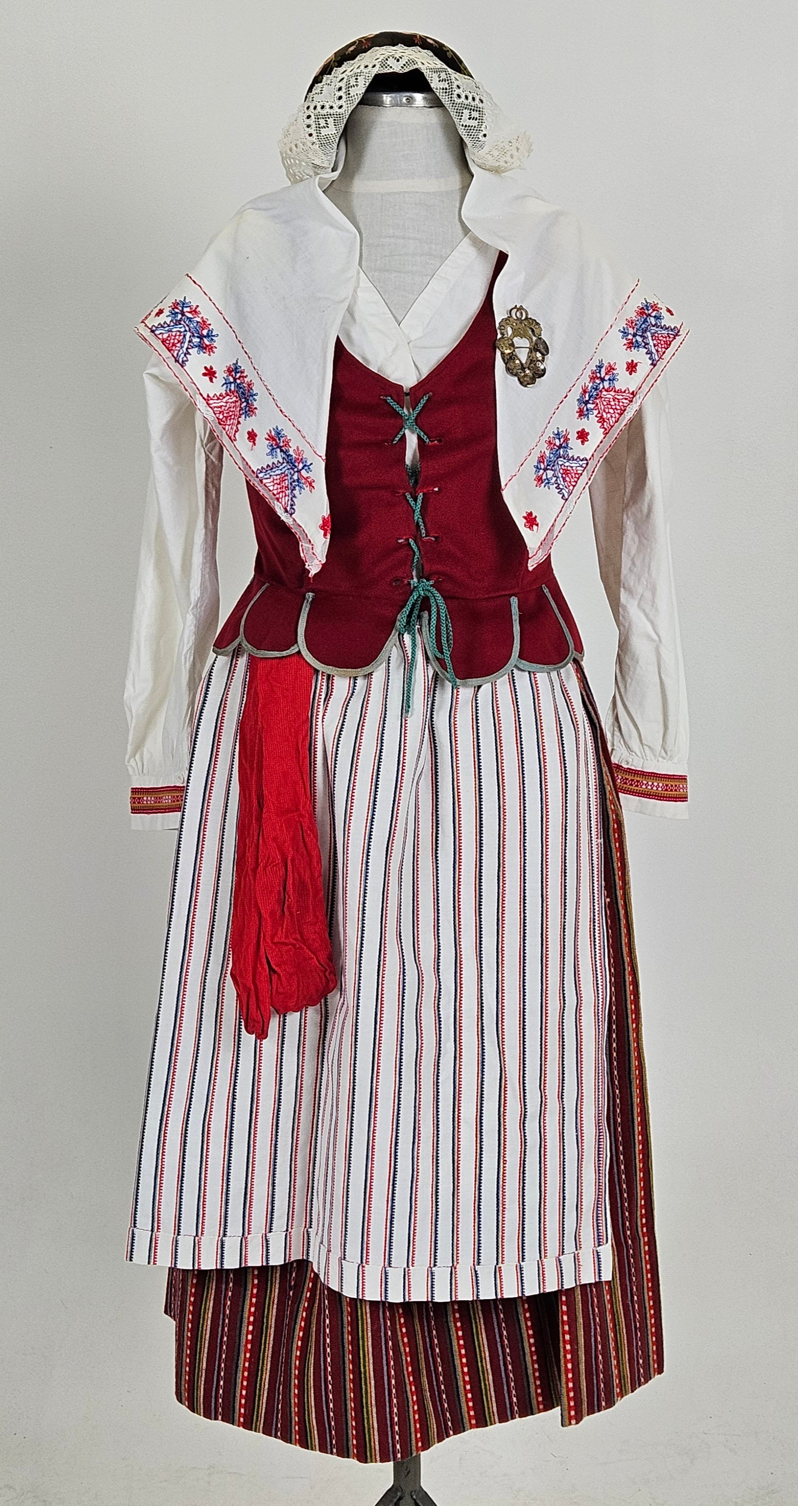 SKEDEVIDRÄKT, 9 delar, uppsydd, 1934-1940/50-tal.