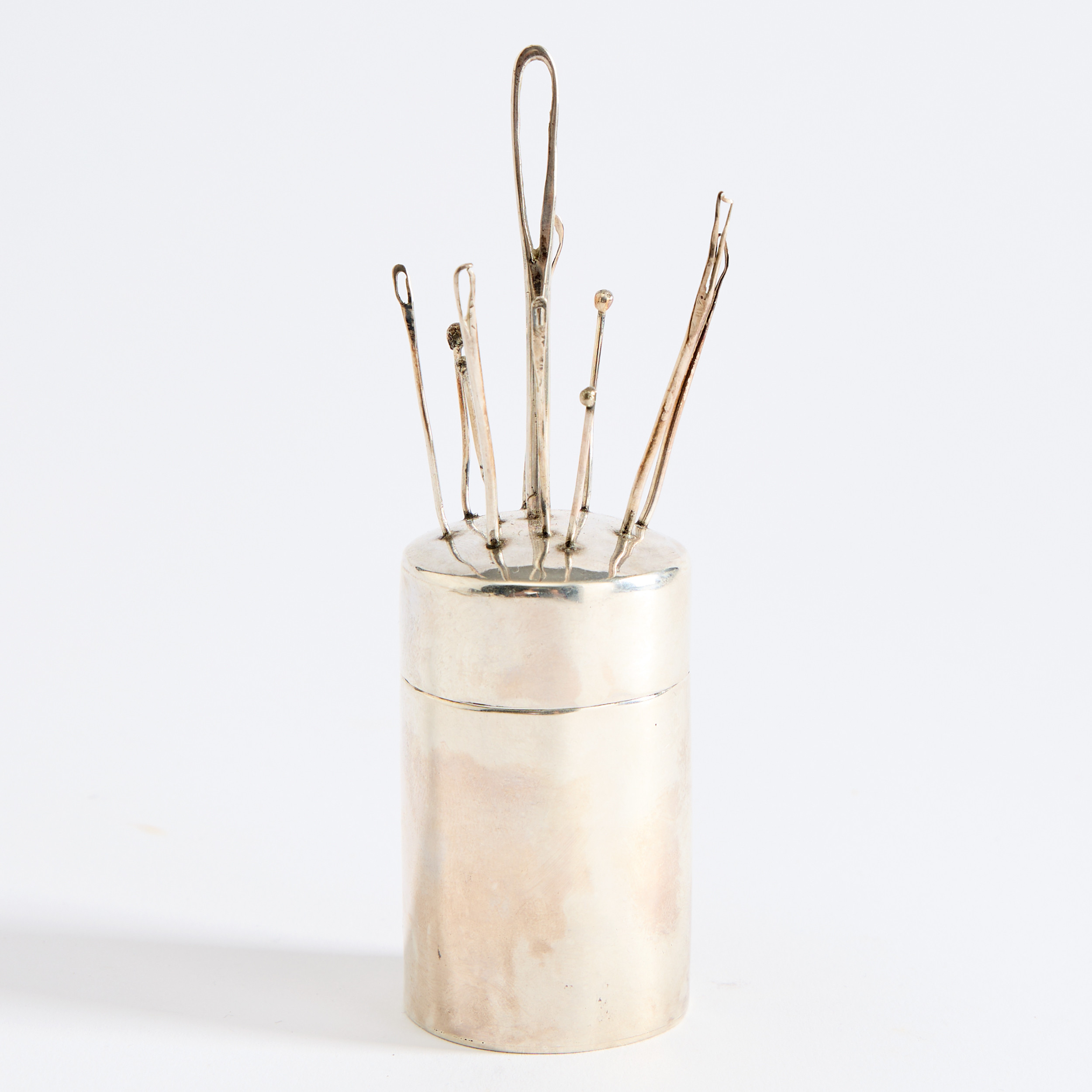KARIN FERNER. Dosa/nålhus, sterlingsilver, Falun, 1988.
