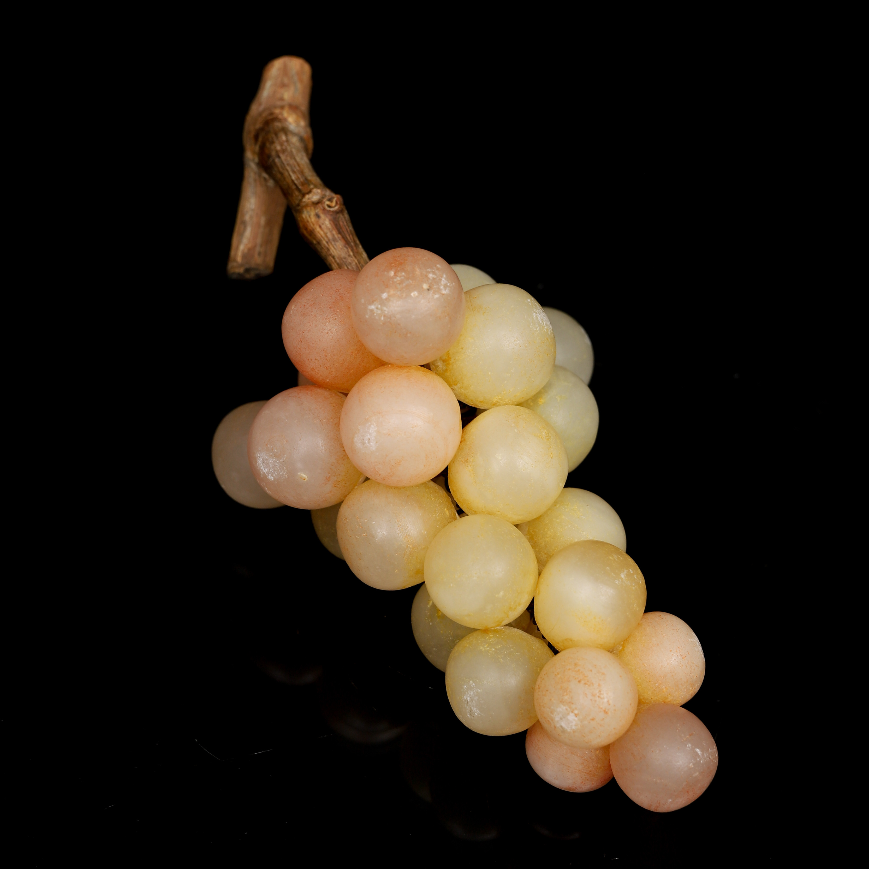 BORDSDEKORATION, i form av vindruvsklase, alabaster.