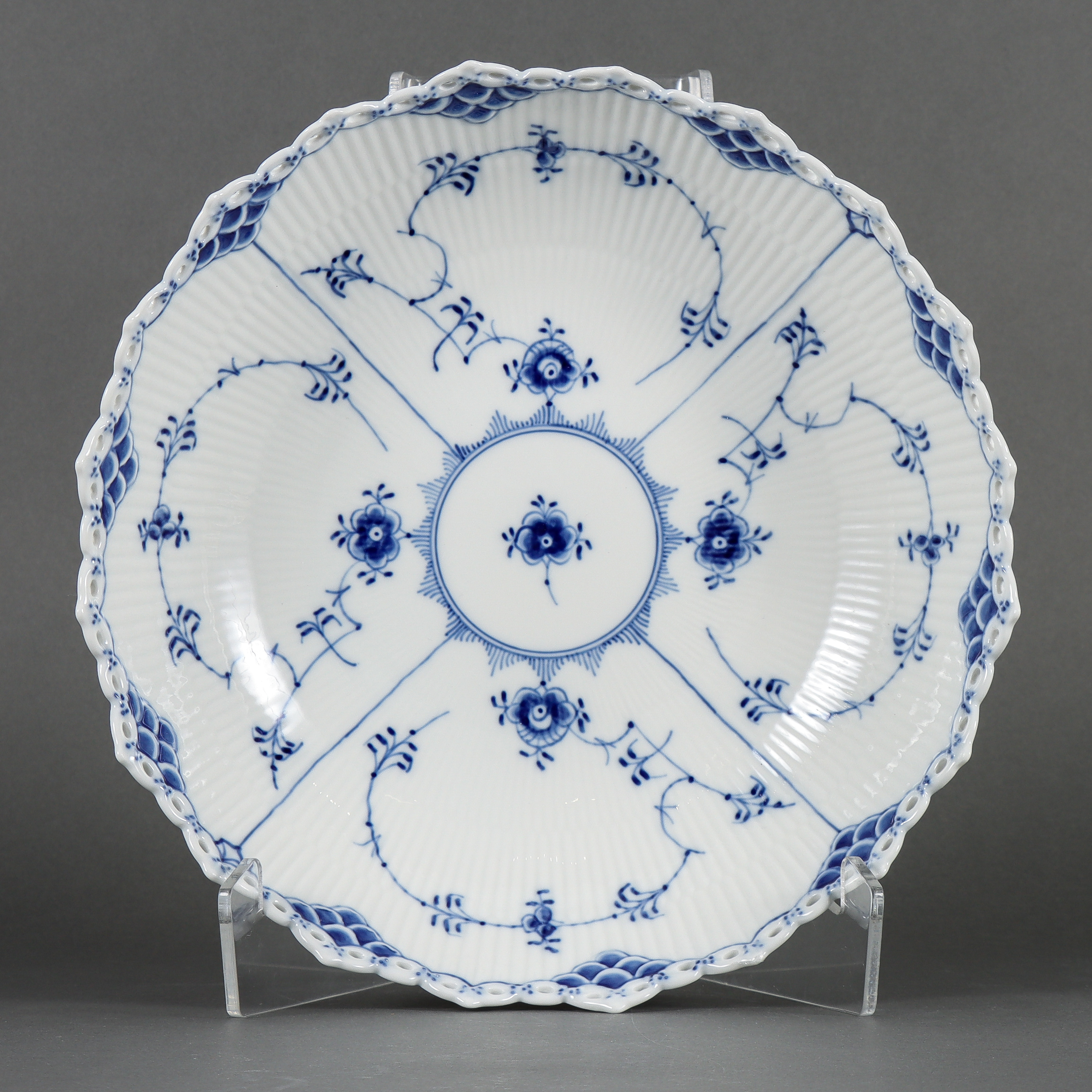 SALLADSSKÅL "Musselmalet helblond", modellnr 1019 Royal Copenhagen.