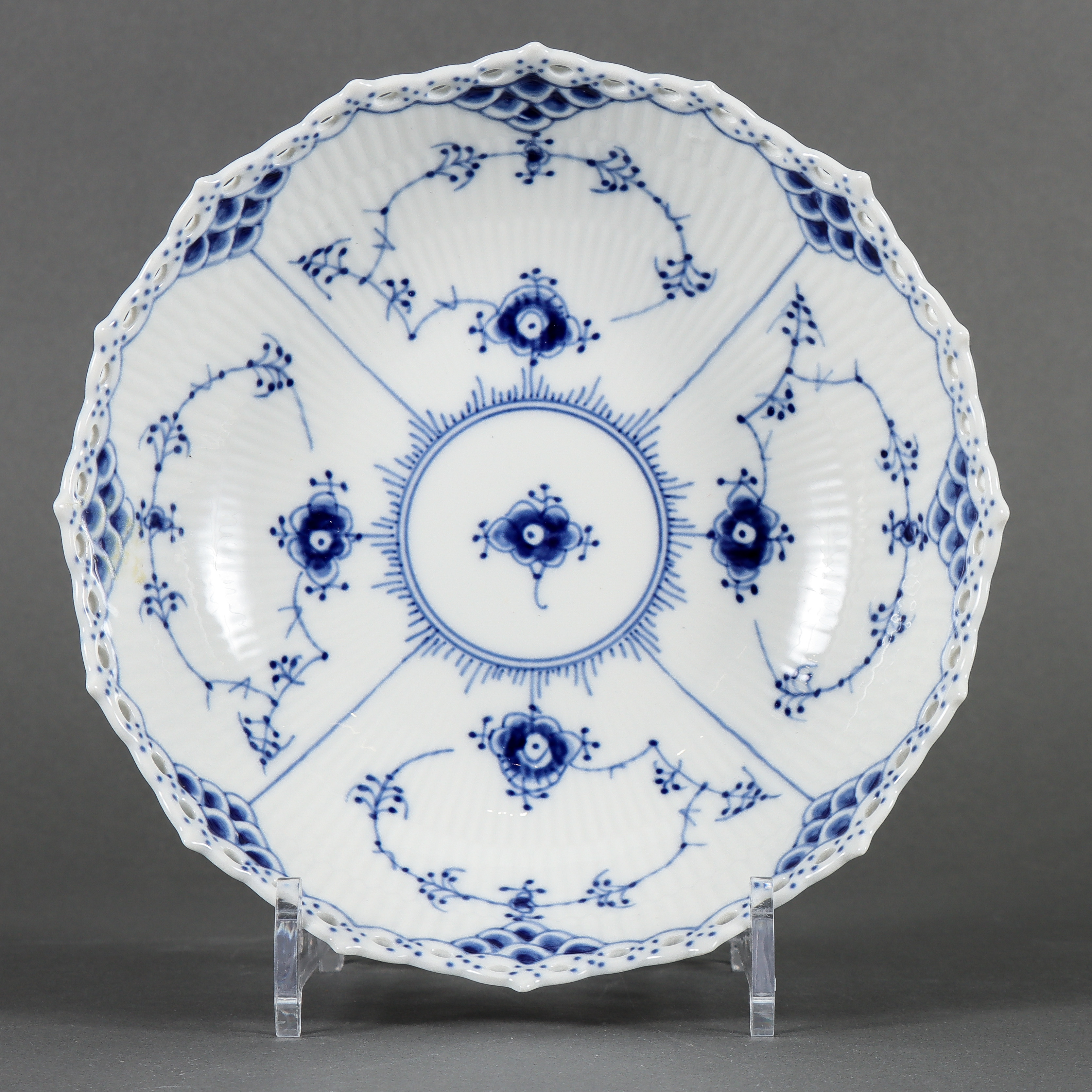SALLADSSKÅL "Musselmalet helblond", modellnr 1018 Royal Copenhagen.