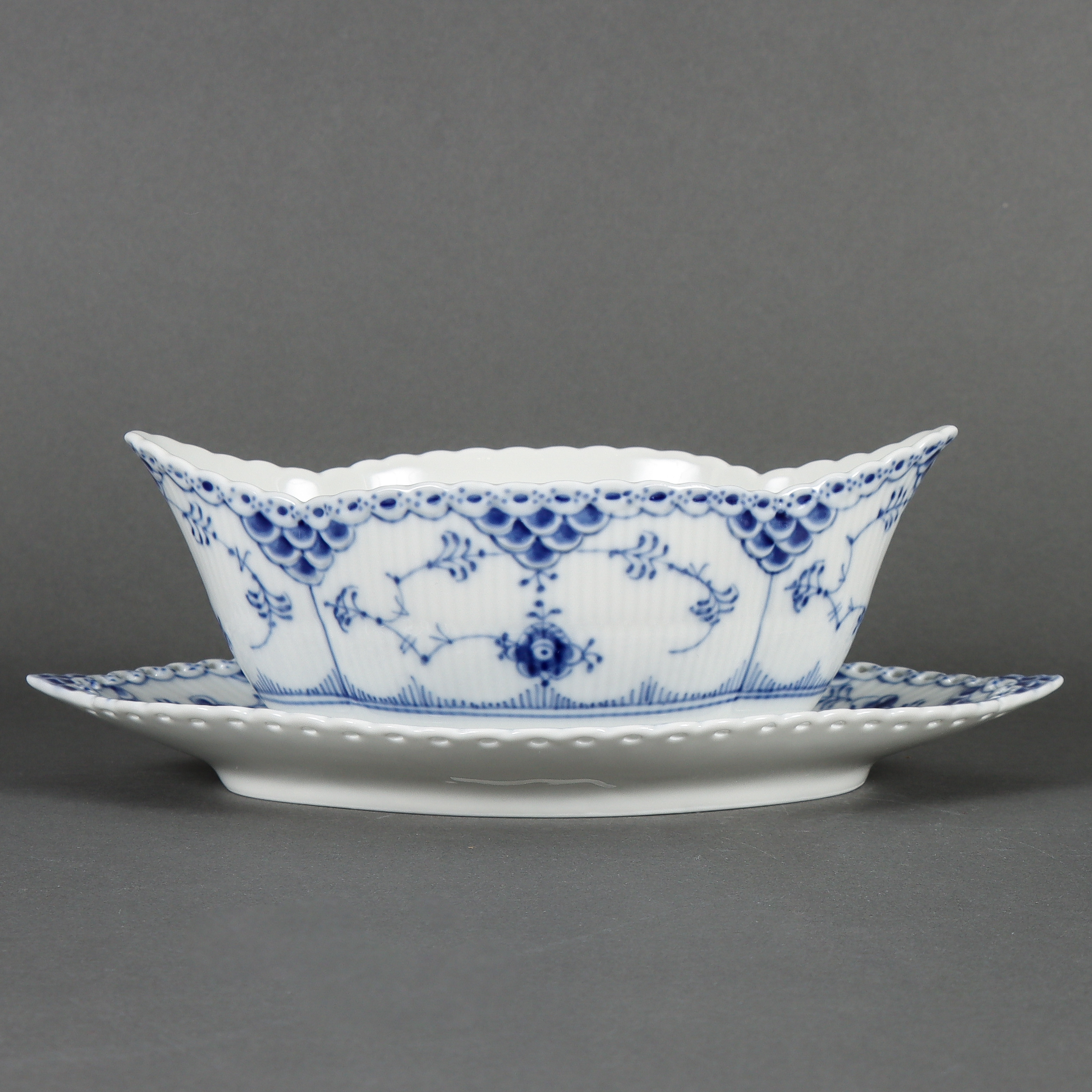SÅSSKÅL "Musselmalet helblond", modellnr 1105, Royal Copenhagen.