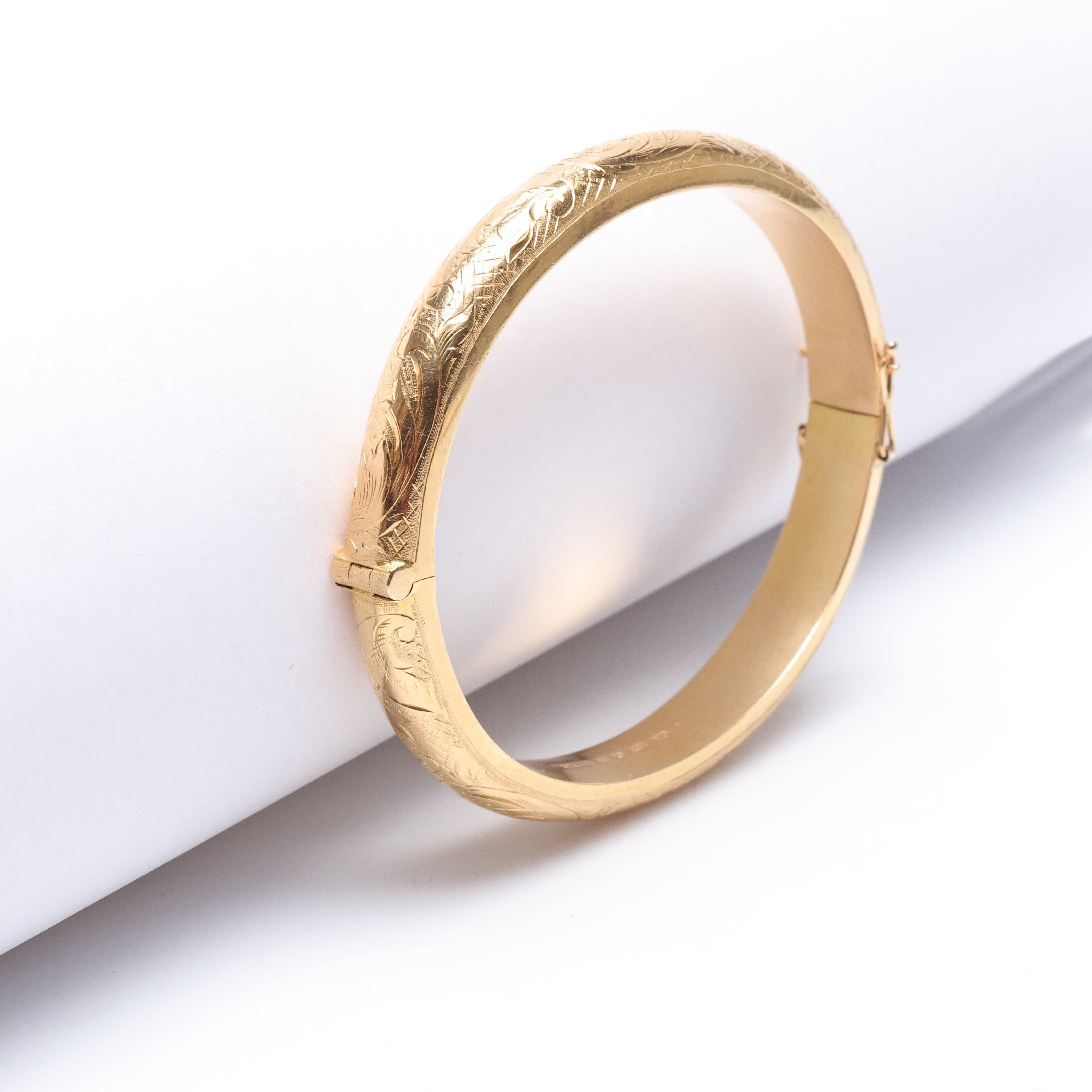 STELT ARMBAND, 18k guld med ciselerad dekor, vikt ca 18, 5g.