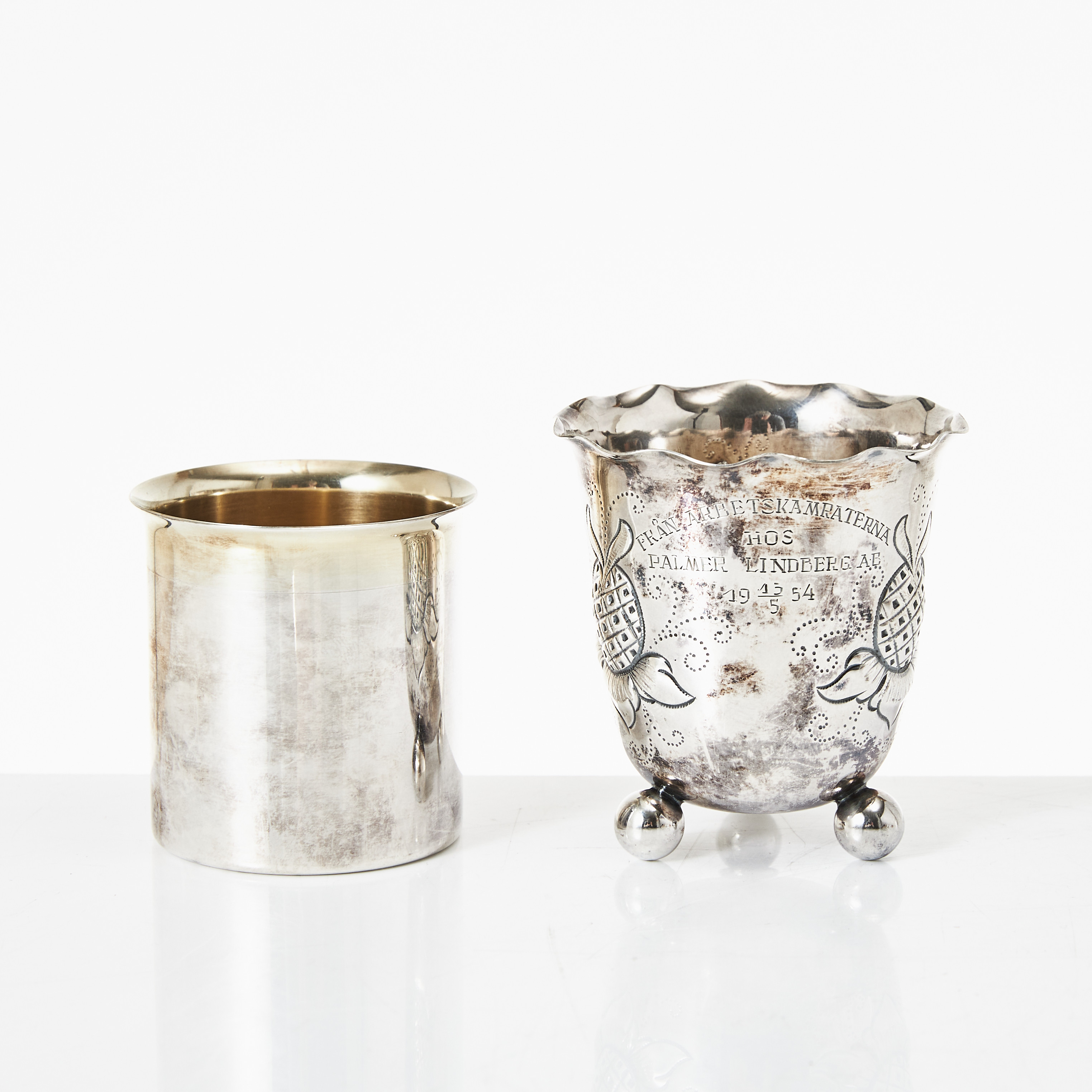 SUPKOPPAR, 2 st., silver, 1900-tal varav en på kulfötter.