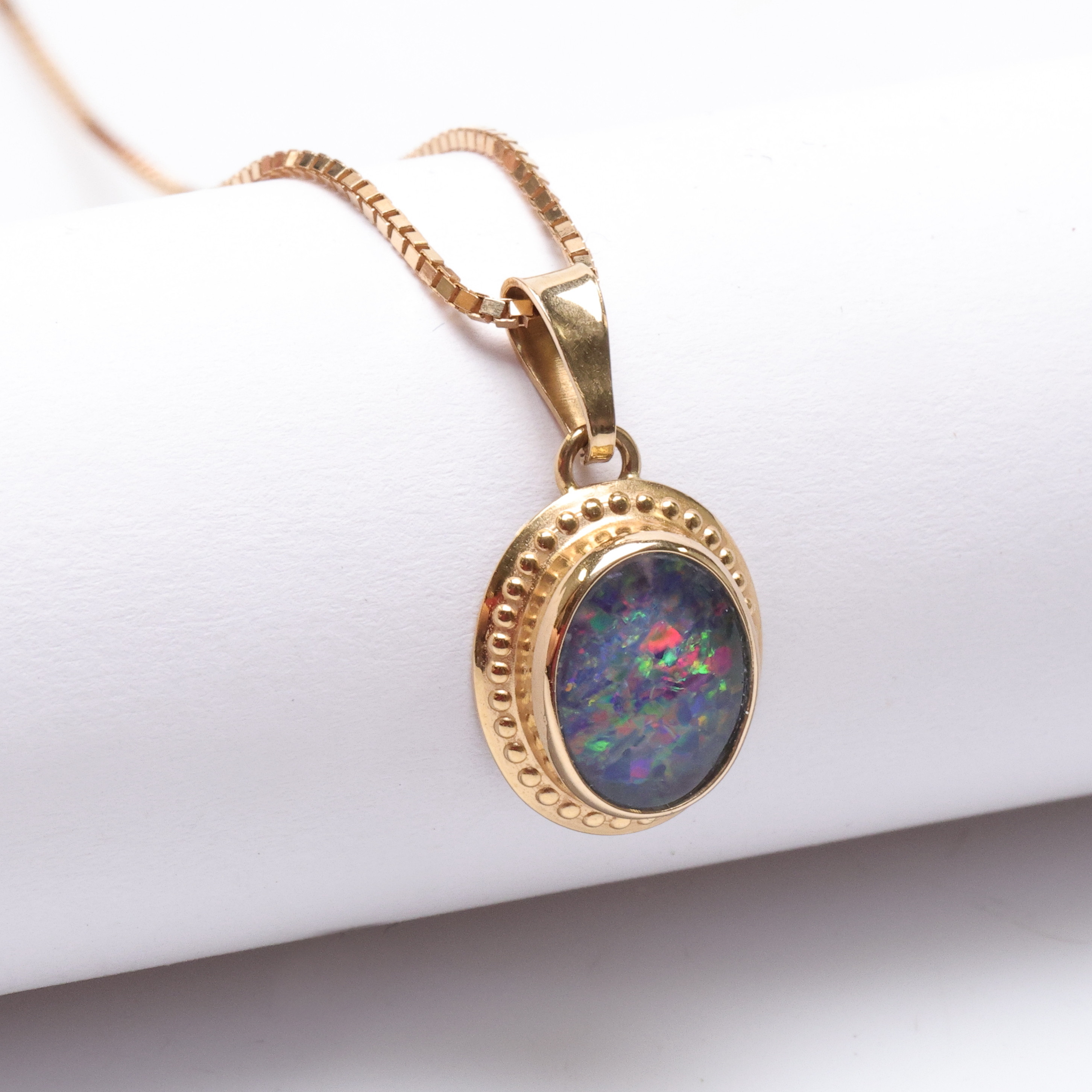 HÄNGE 18k guld med opal samt KEDJA, 18k guld vikt ca 4 g.