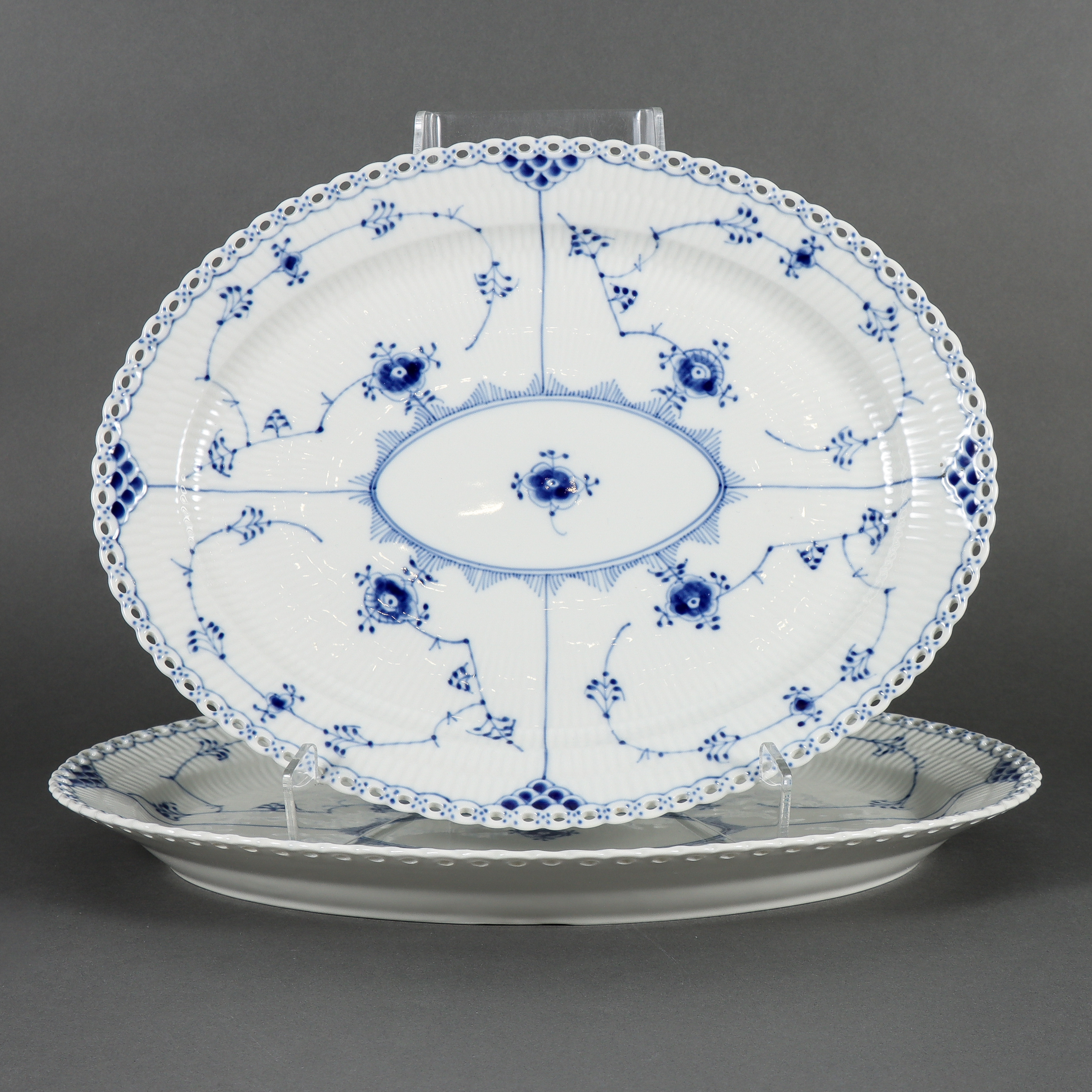SERVERINGSFAT 2 st, "Musselmalet helblond", modellnr 1/1147 och 1/1148, Royal Copenhagen.