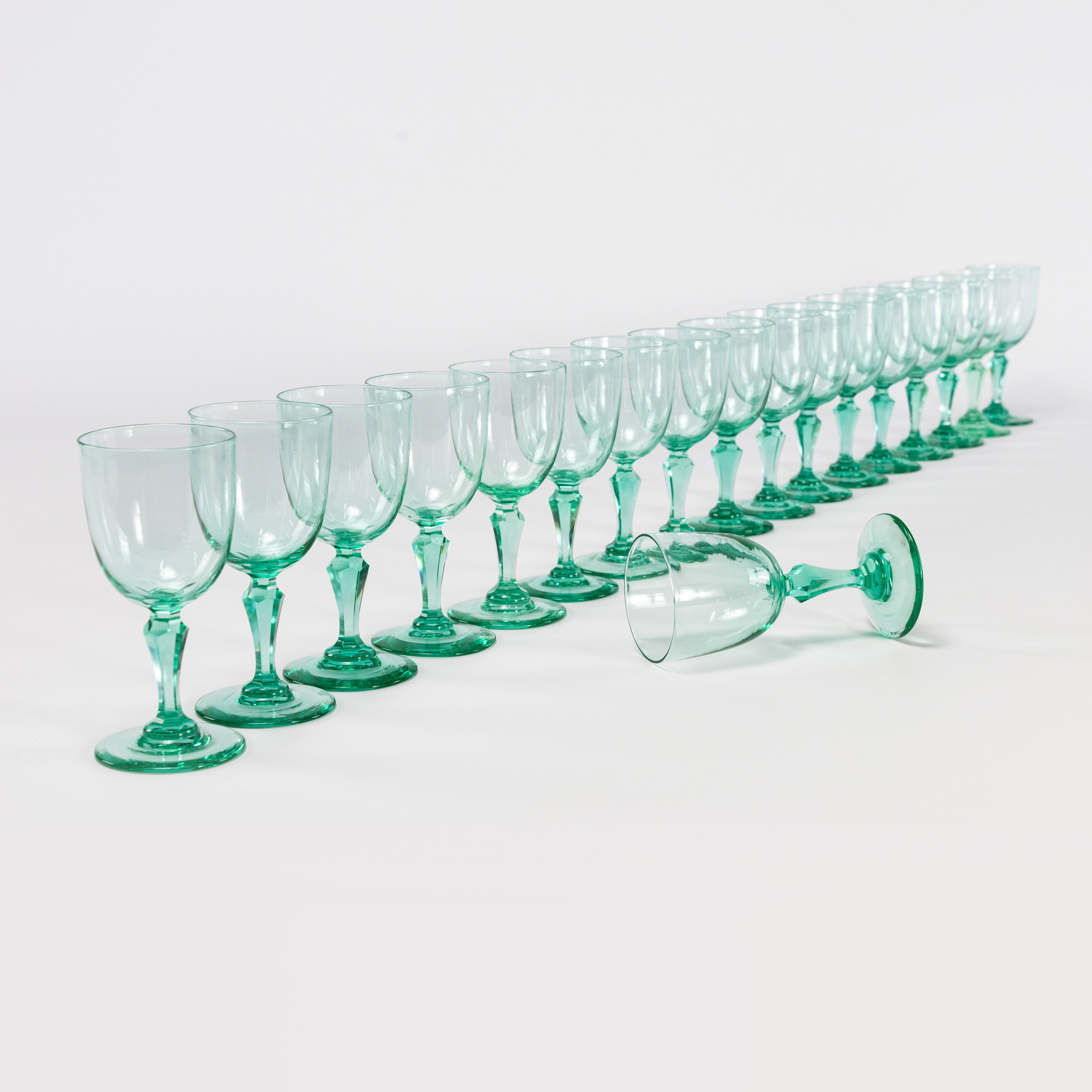 VITVINSGLAS. 18 st, mindre modell, uranglas.