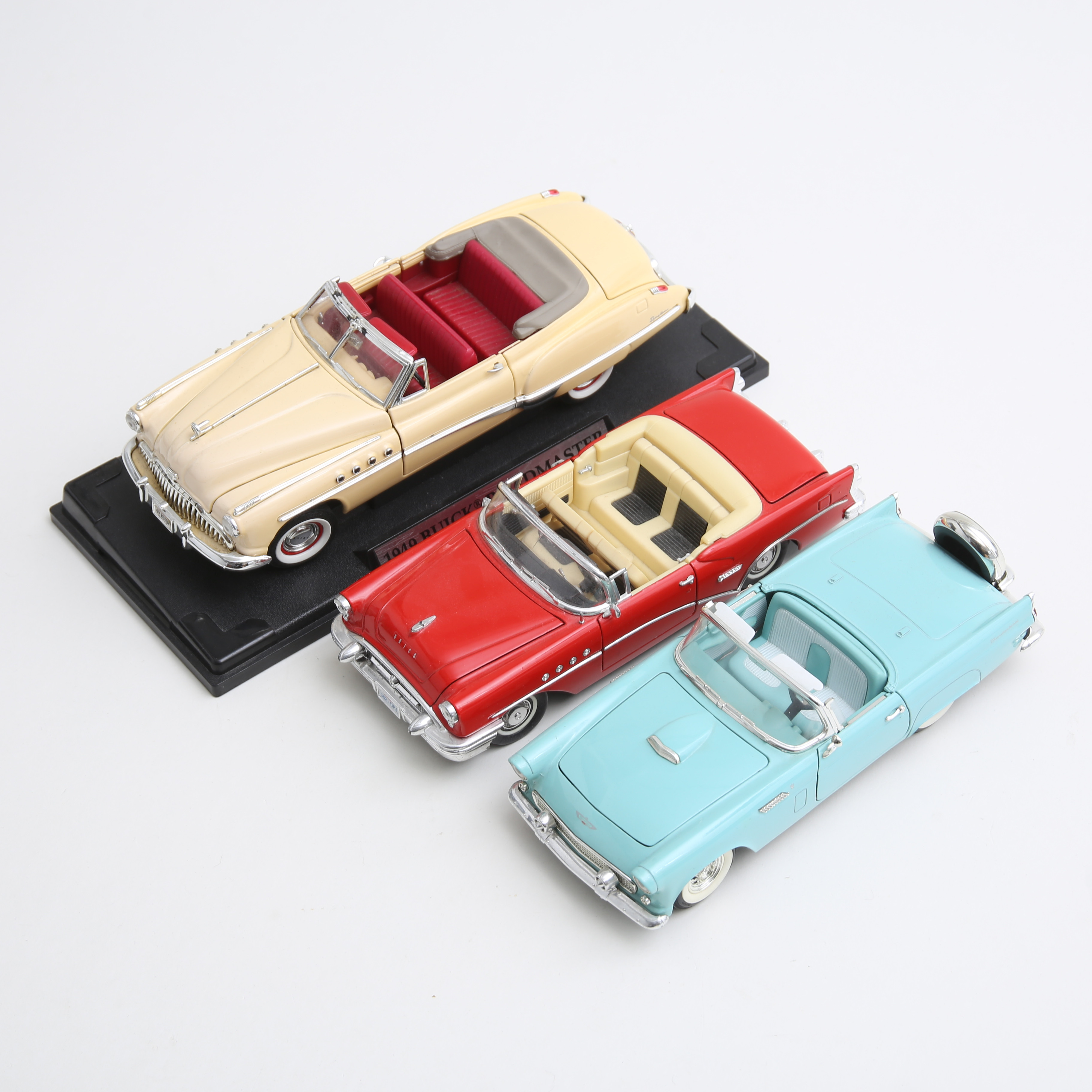 MODELLBILAR, Buick och Thunderbird, skala 1/18.