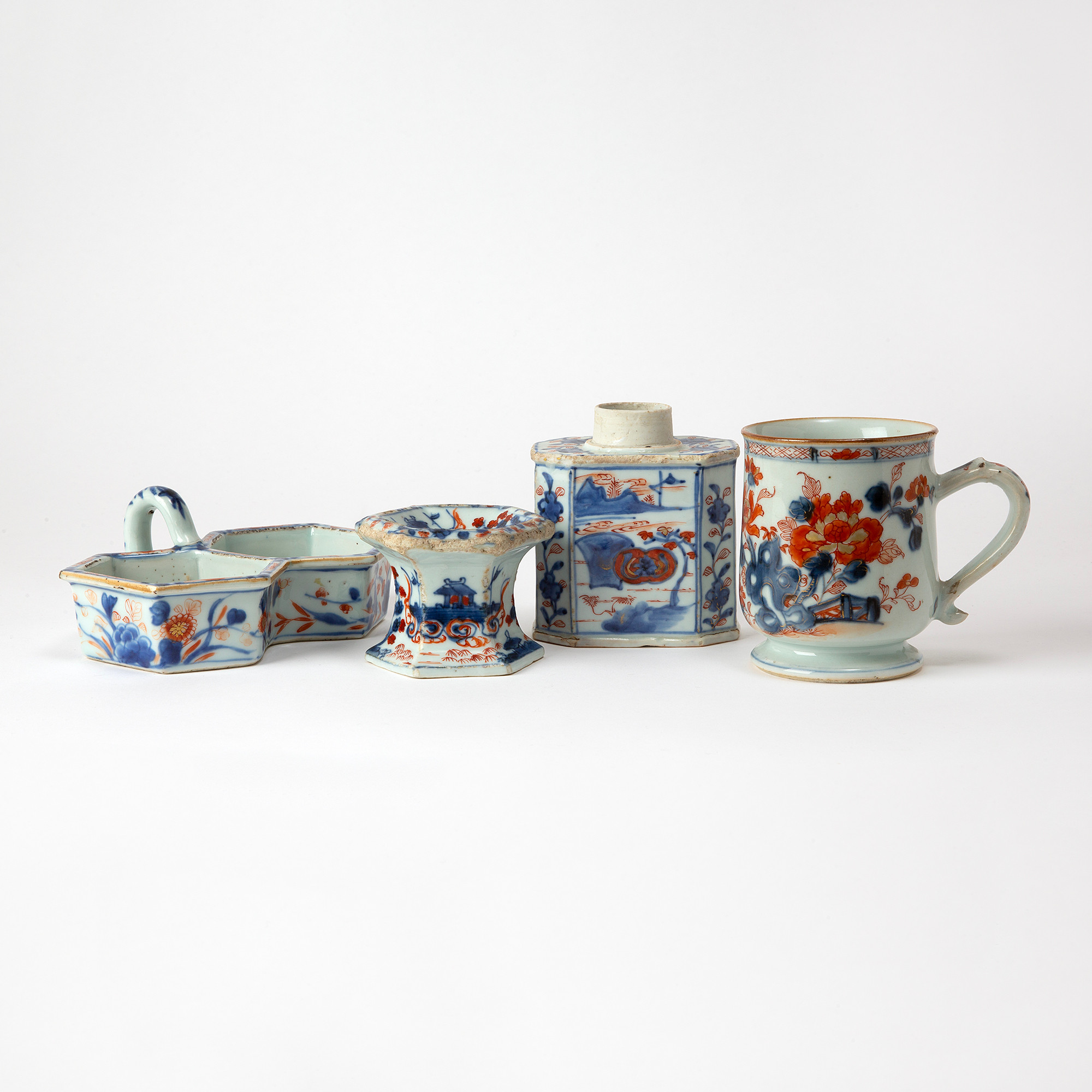 FLASKSTÄLL, SALTKAR, TEDOSA OCH MUGG. Porslin, Imari, Kina 1800-tal.