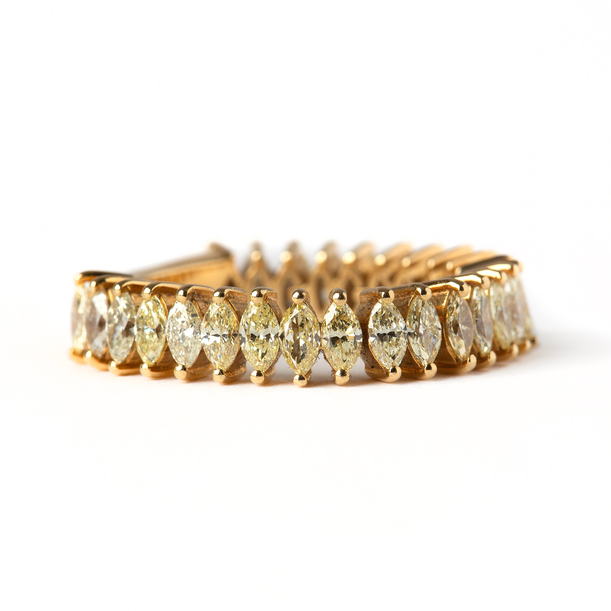 RING, 18K guld med navettslipade diamanter, totalt 1.81 ct.