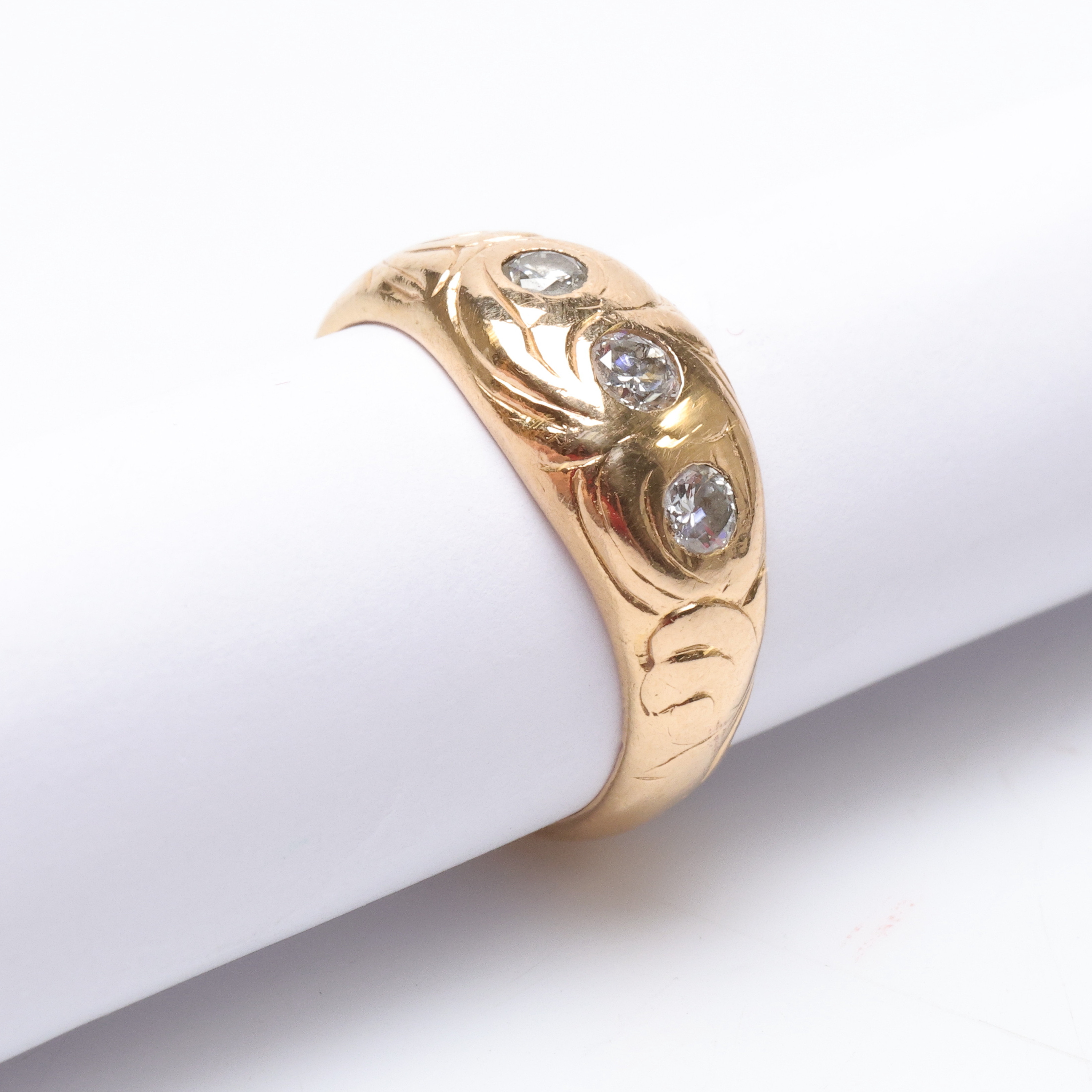 RING, 18k guld med 3 st diamant, 0,34 enligt gravyr, totalvikt ca 6,9 g.