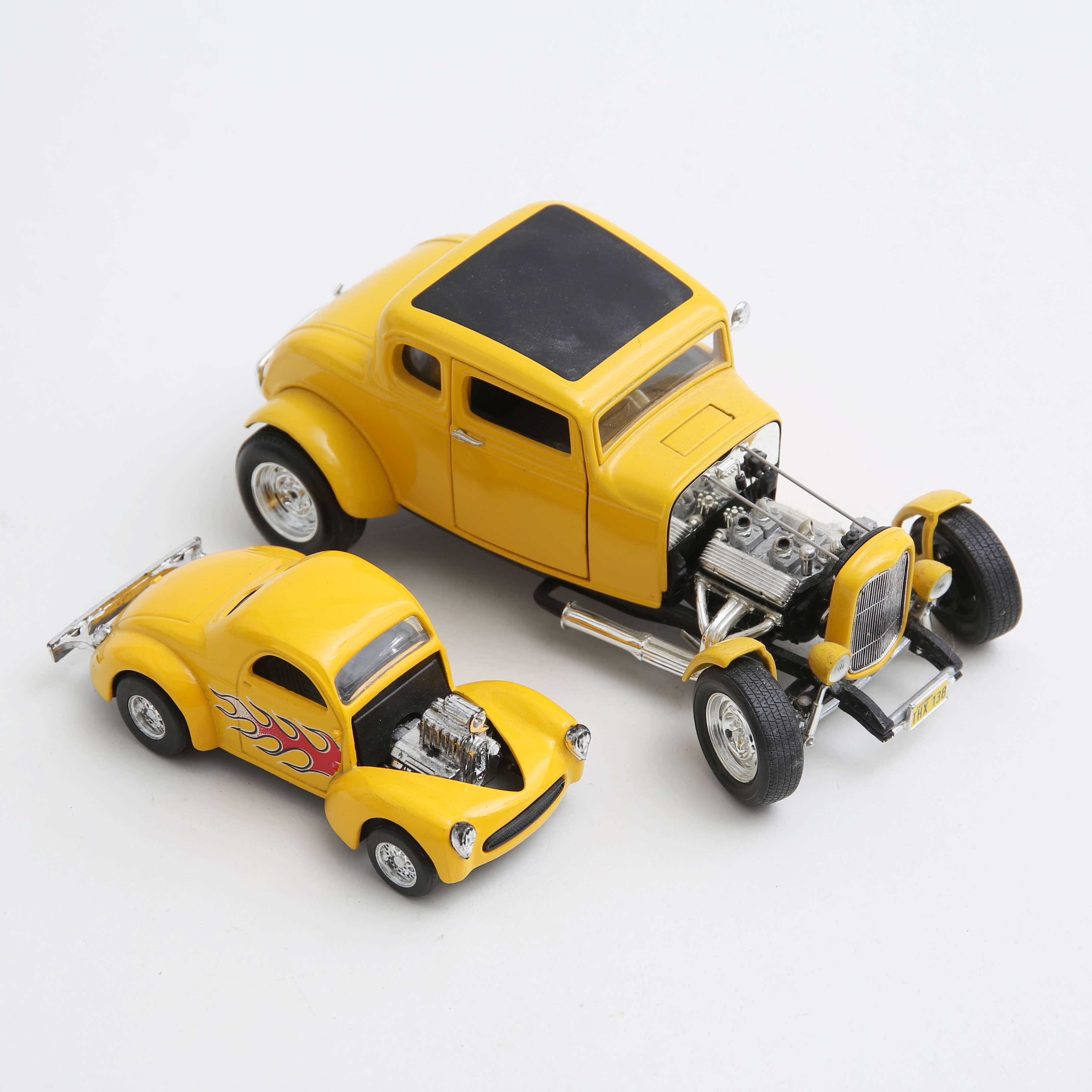 MODELLBILAR, 2 Hot Rods, bla John Milners gula Ford Deuce Coupé från filmen "Sista natten med gänget" 1973.