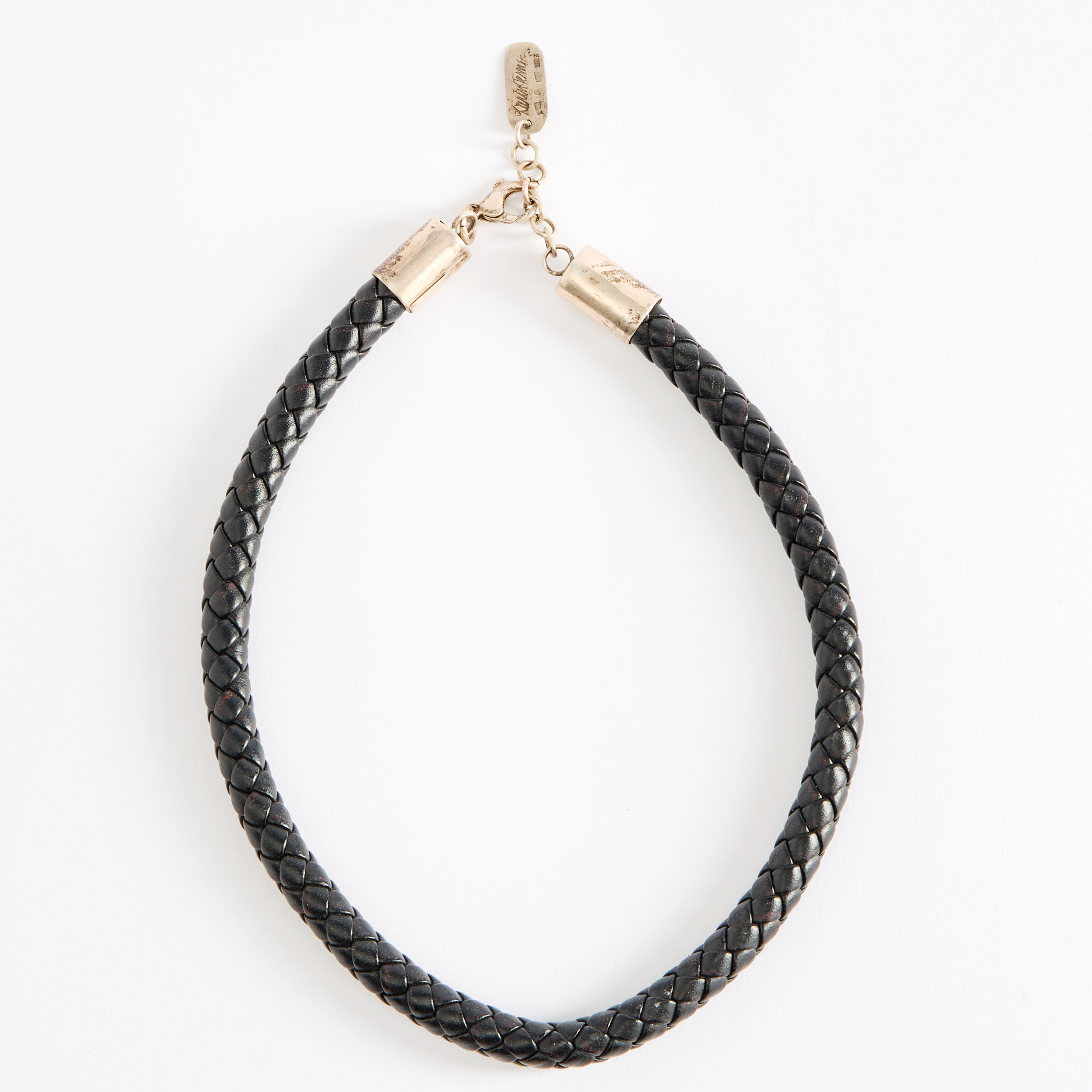 KARIN FERNER. Halsband, flätat läder med infattningar i sterlingsilver, Falun, 2012.