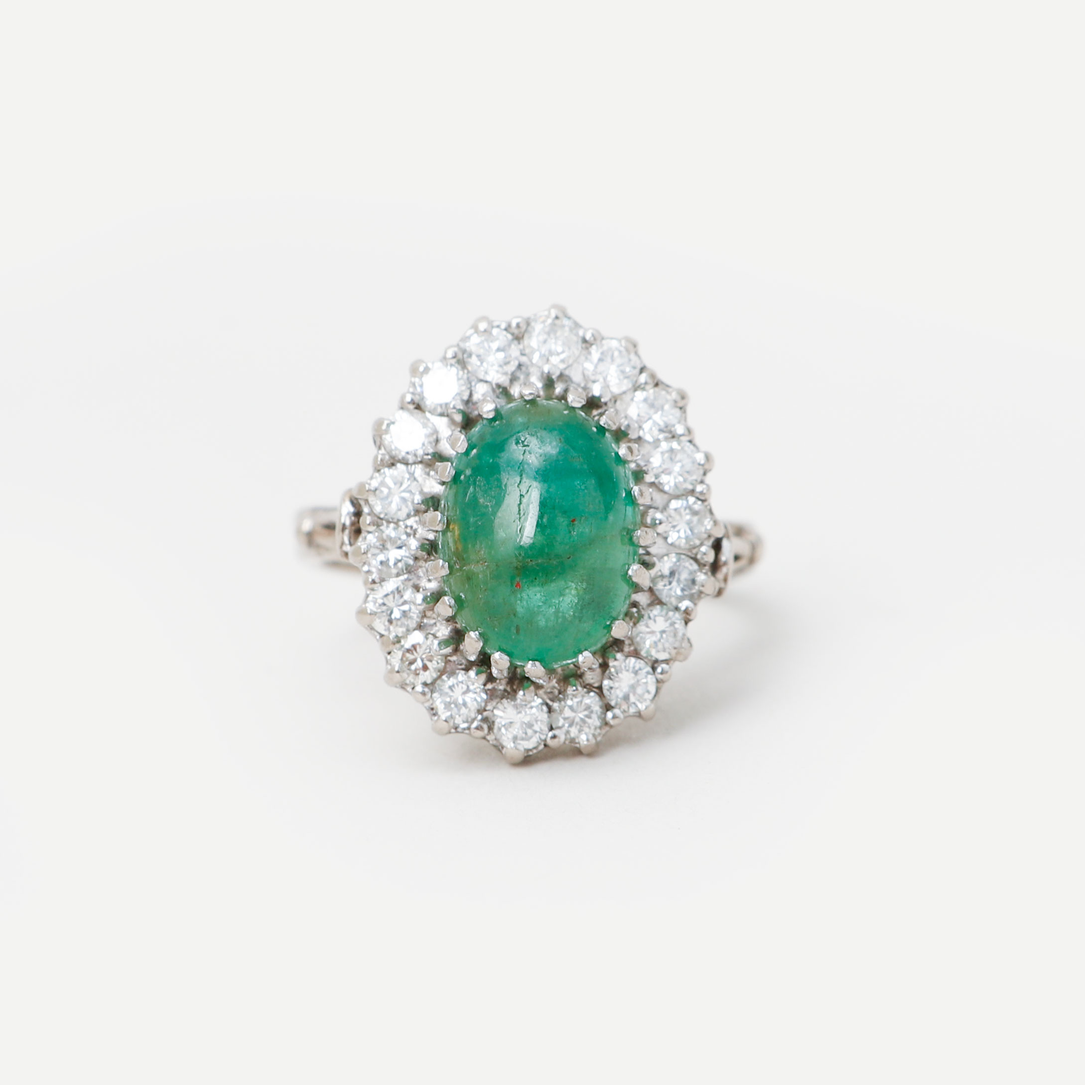 RING, 14k vitguld, cabochonslipad smaragd, 18 diamanter ca 0,90ct tillsammans, vikt ca 7,4 gram.
