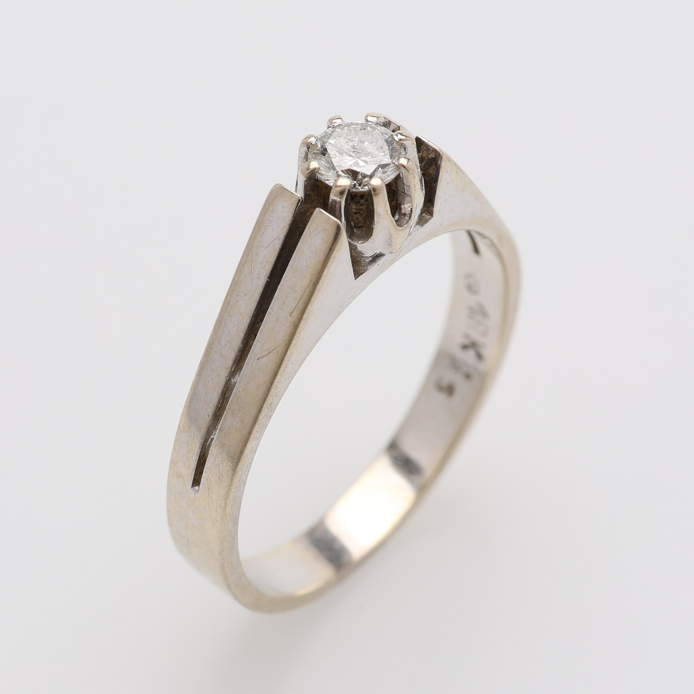 RING, 18K VITGULD & BRILJANT OM CA 0,20 CT ENLIGT GRAVYR, VIKT CA 3,7 G.