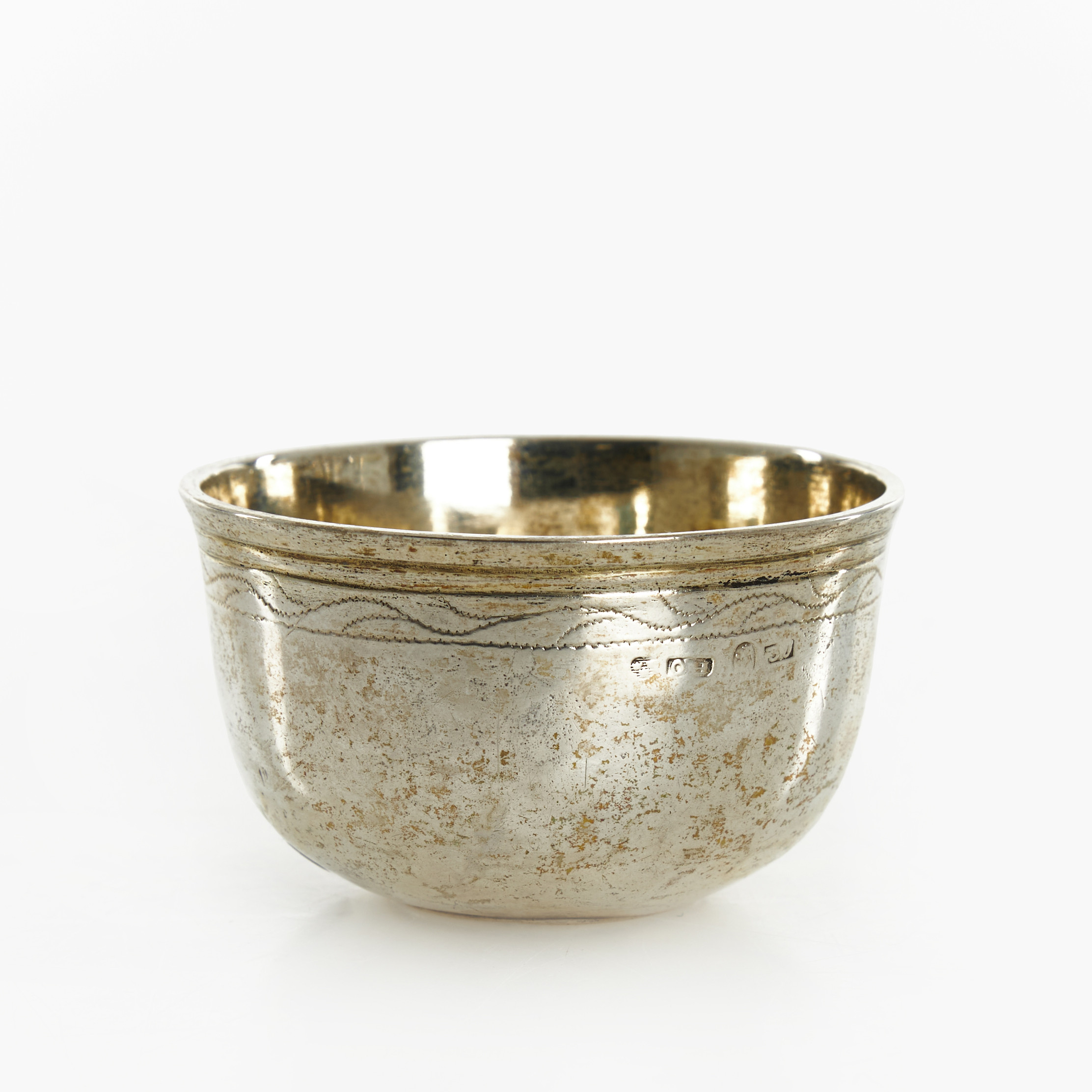 OLOF HAGRELIUS (Mästare i Mariefred 1804-1846). Tumlare, silver, Mariefred, 1815, med mynt i botten.