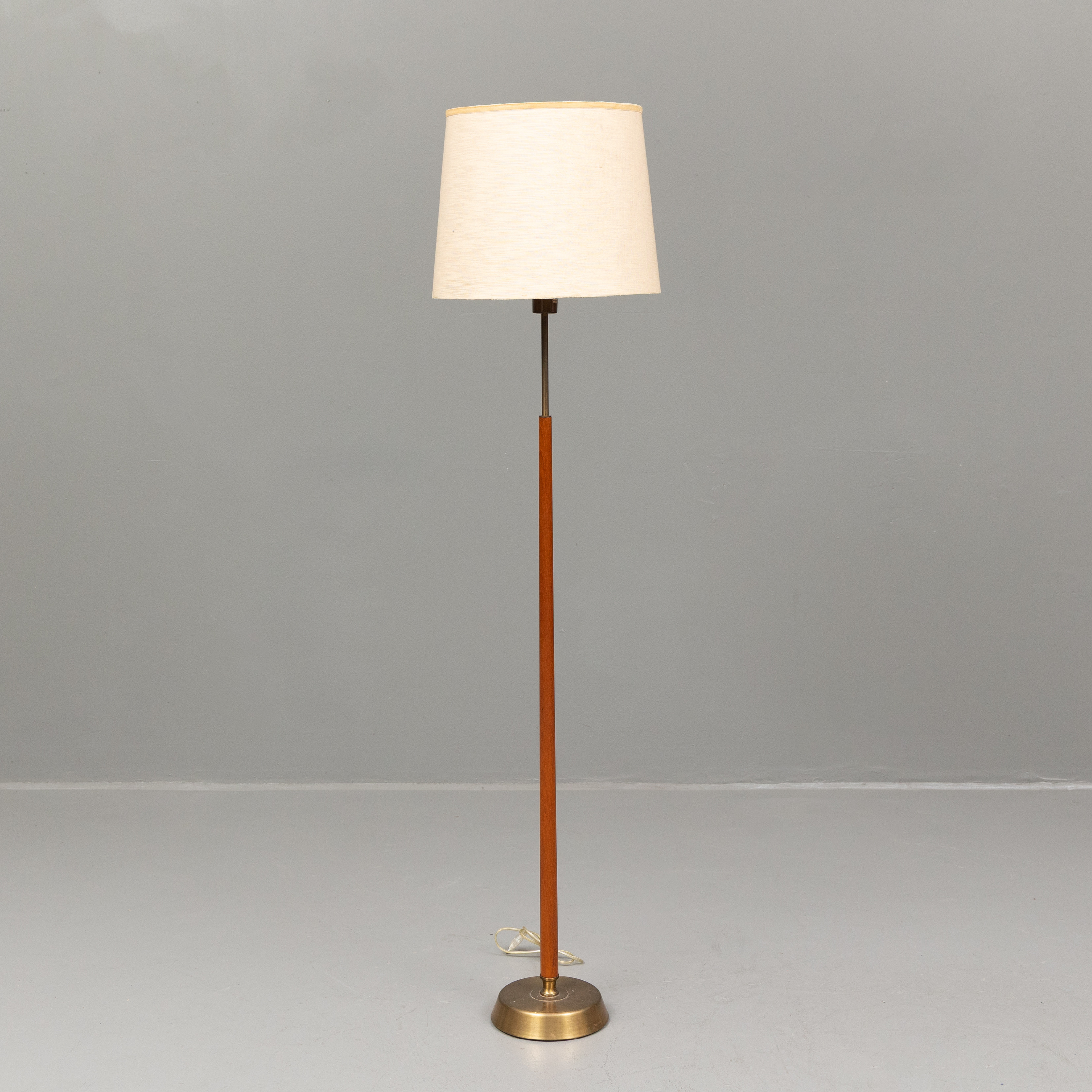 GOLVLAMPA, teak/metall, 1900-talets andra hälft.