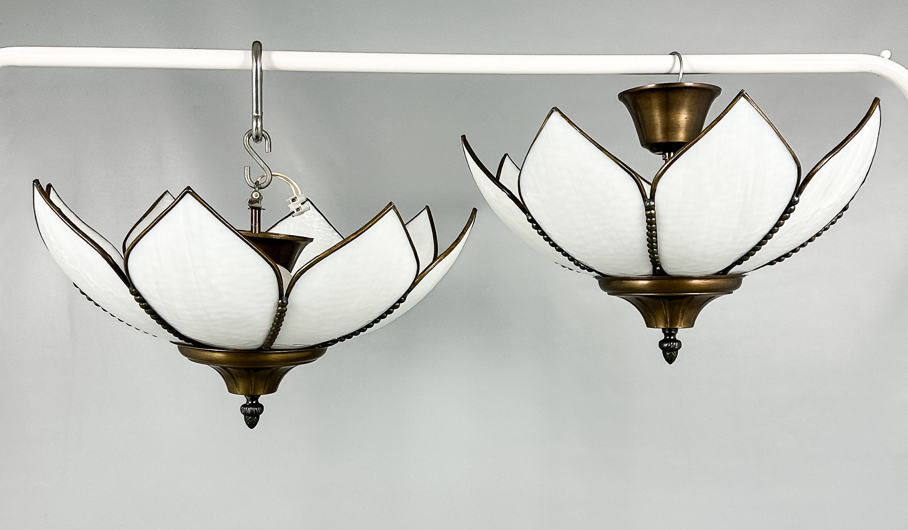 TAKPLAFONDER, ett par, Tiffany-stil, 1900-talets andra hälft.