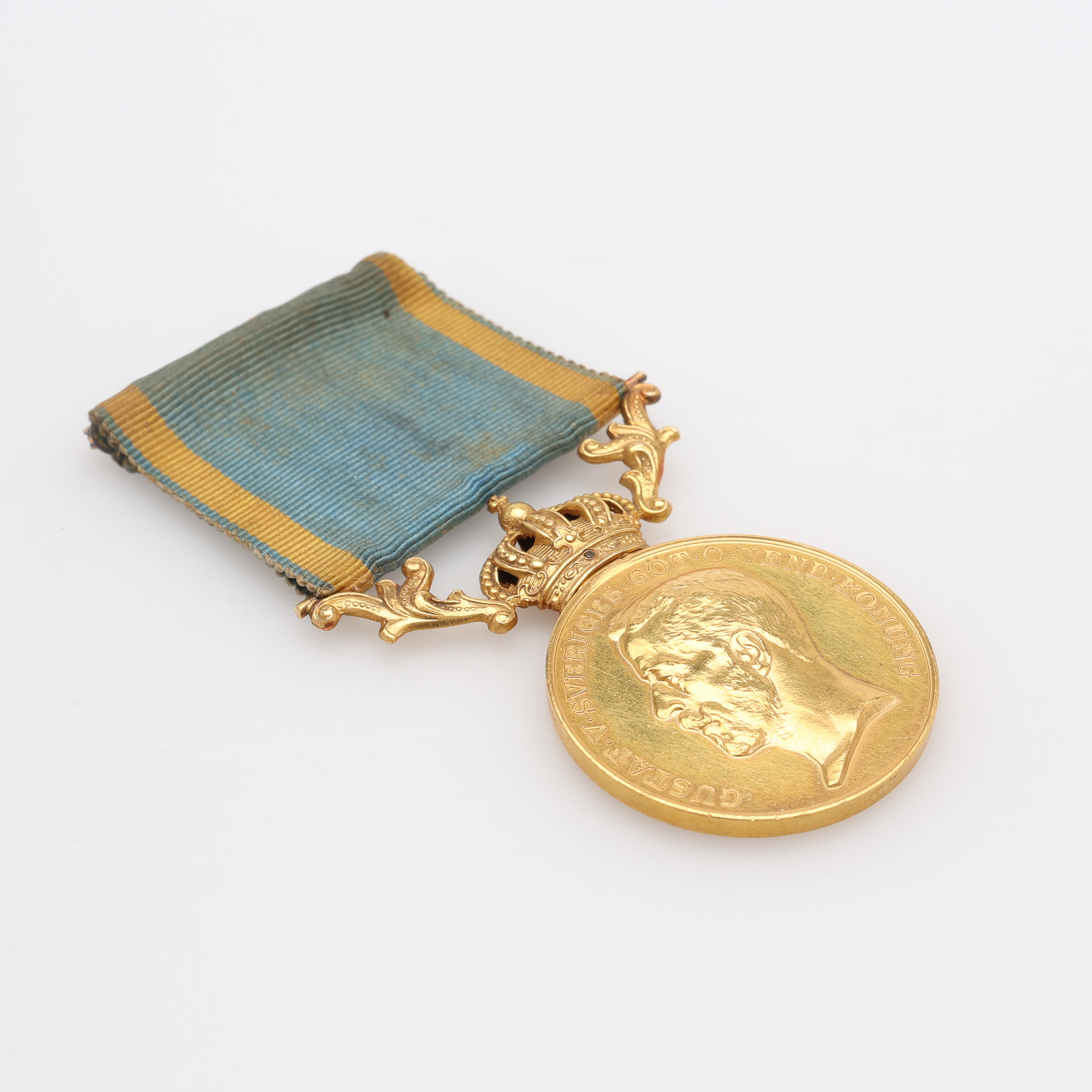 MEDALJ, 18/23K GULD, FÖR MEDBORGERLIG FÖRTJÄNST, 1933, TOTALVIKT CA 33,7 GRAM.