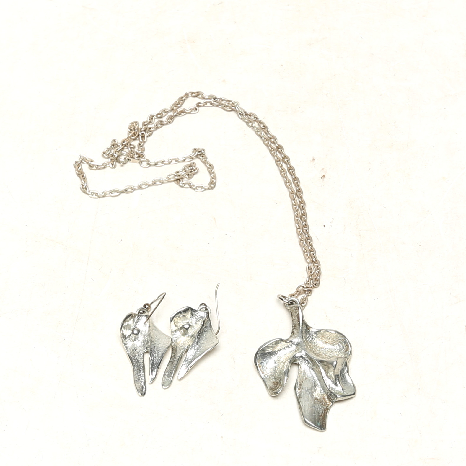 HALSBAND med ÖRHÄNGEN 1 par. silver.