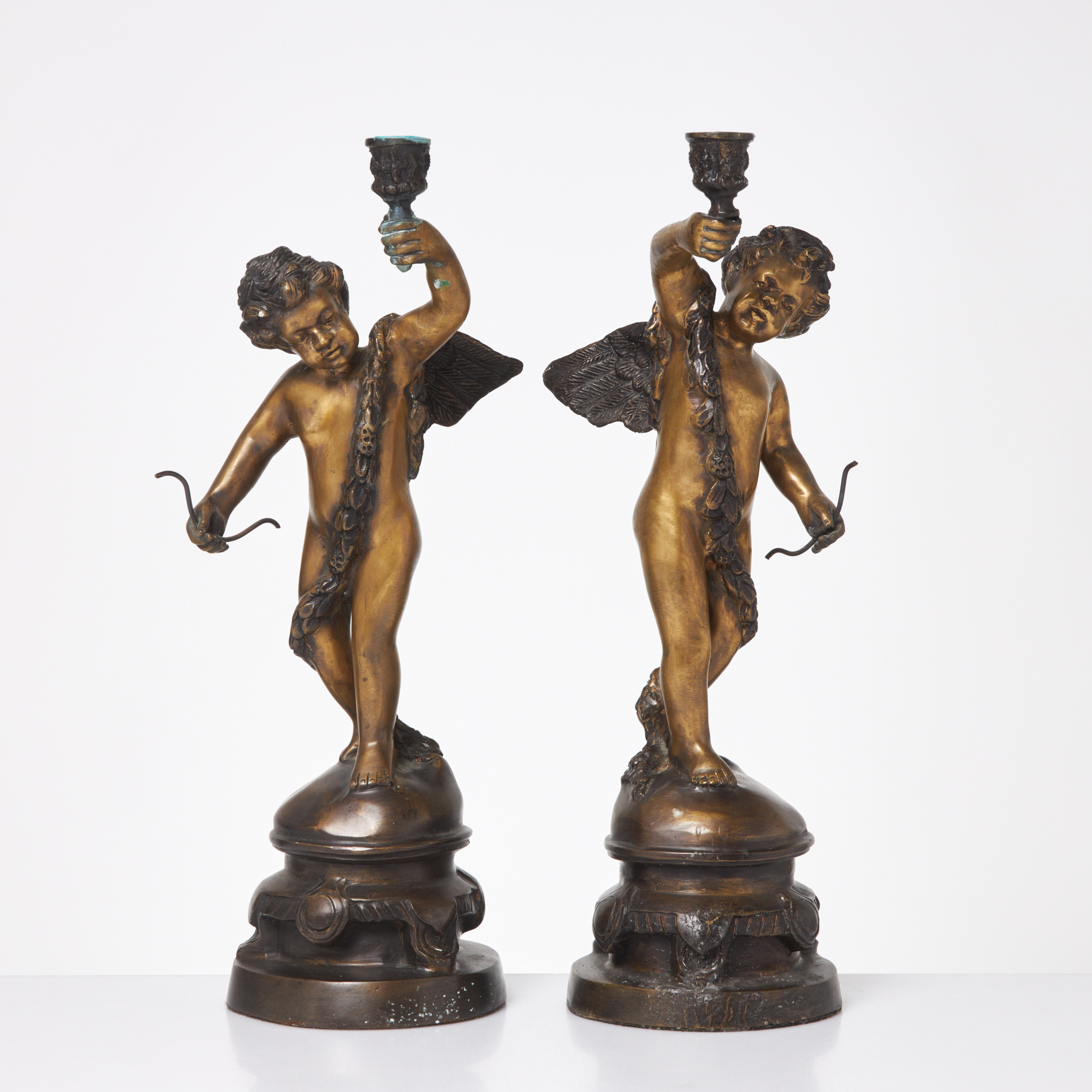 LJUSSTAKAR, 1 par, i form av putti, patinerad metall, 1900-tal.